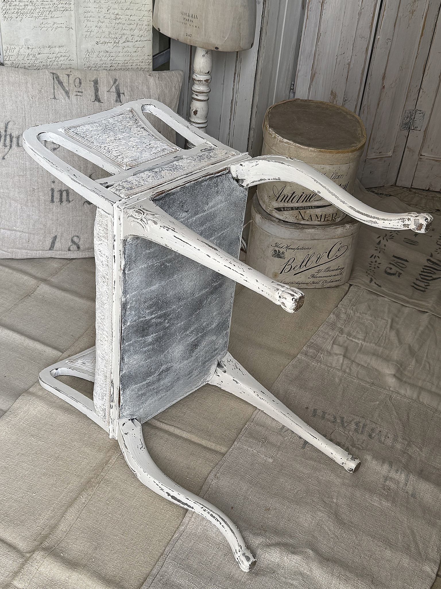 Antiker Chippendale-Gondelhocker im Shabby Chic