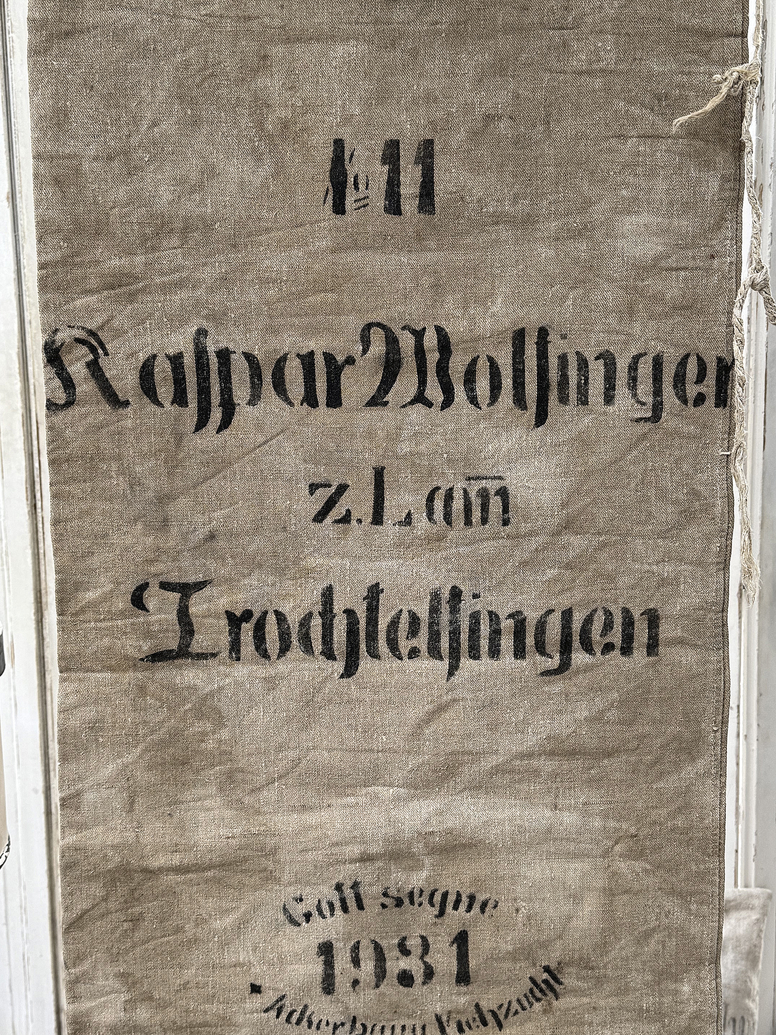 Historisches Schild mit der Aufschrift 'Kaspar Wolflinger z.Lam Trochtelfingen 1981' Antikes Schild mit Kunsthandwerk und Jahr '1981', künstlerisch gestaltet