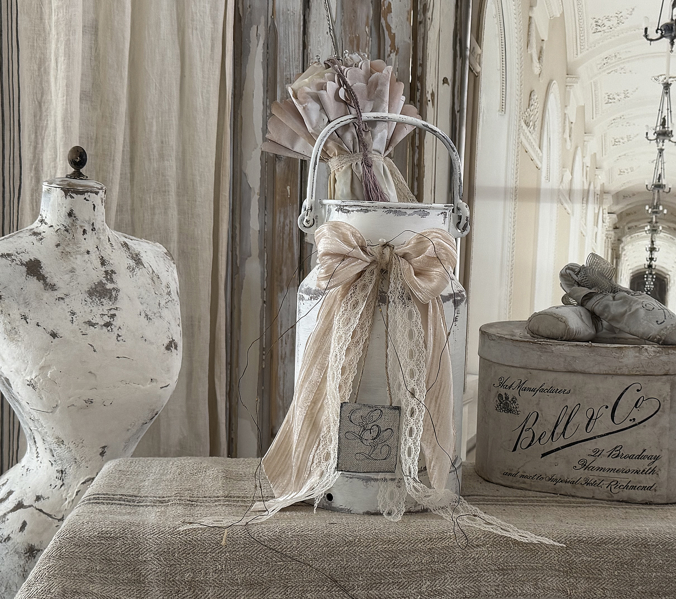 Alte Milchkanne im Vintage-Kleid***