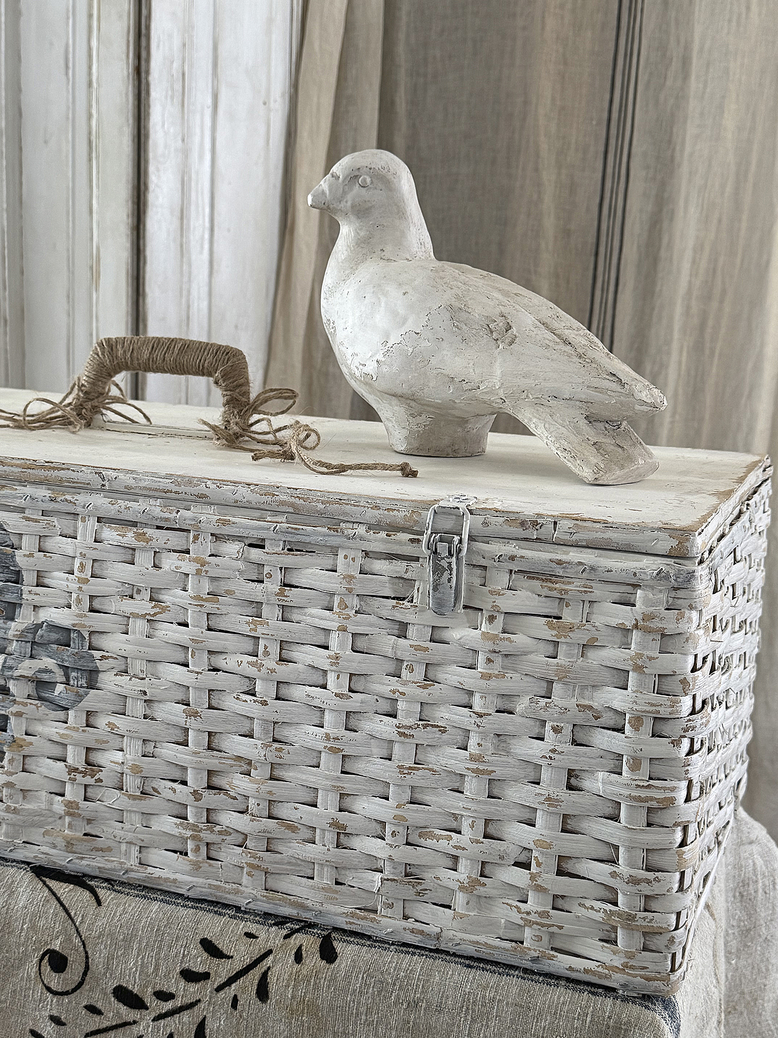  Alter Taubenkorb im weißen Shabby-Kleid – mit französischem Flair und Geschichte***