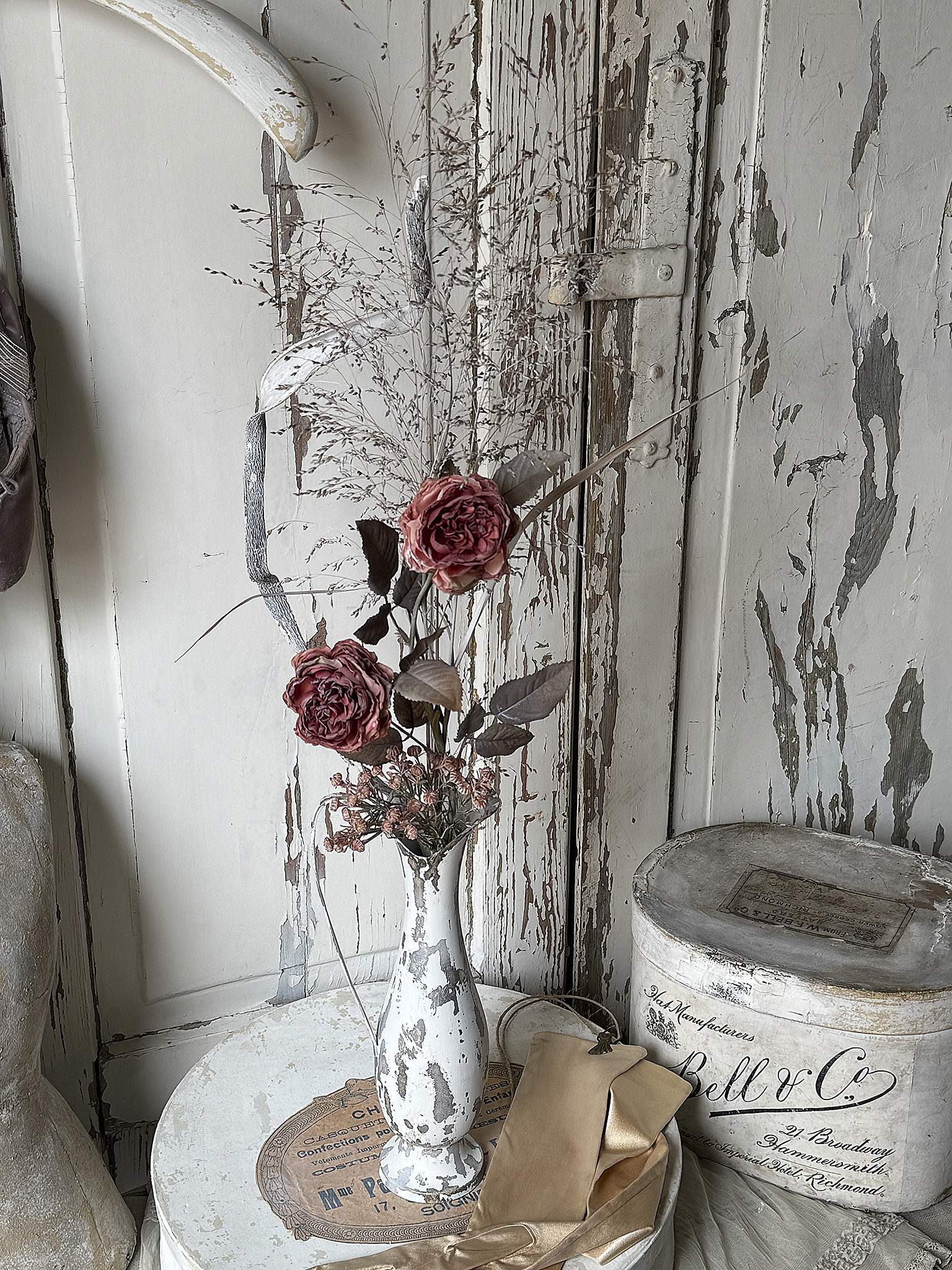 Alte Messingvase im Shabby-Kleid mit zartem Ranunkelstrauß***