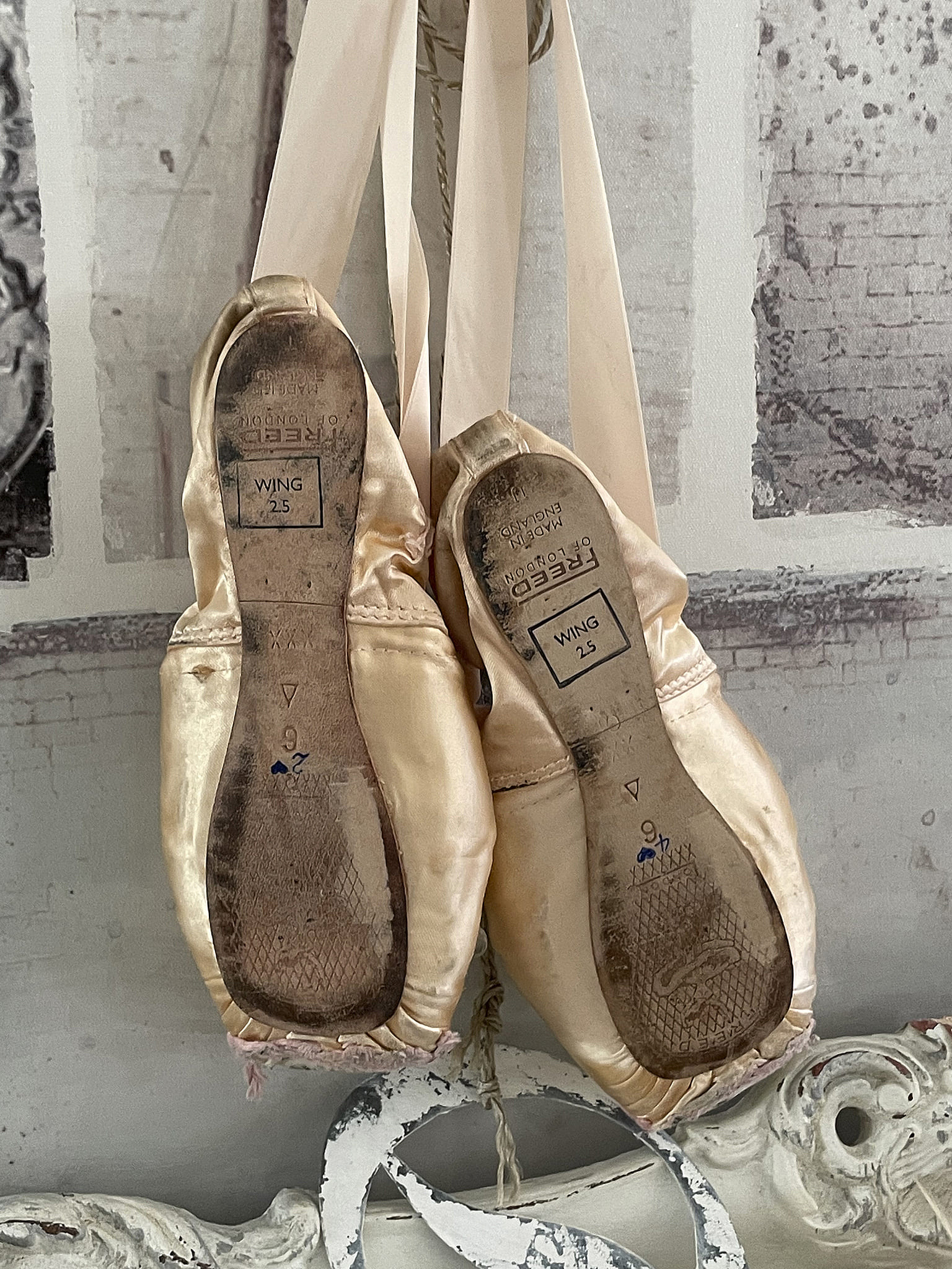 Alte Ballettschuhe Brocante mit Röschen und Spitze