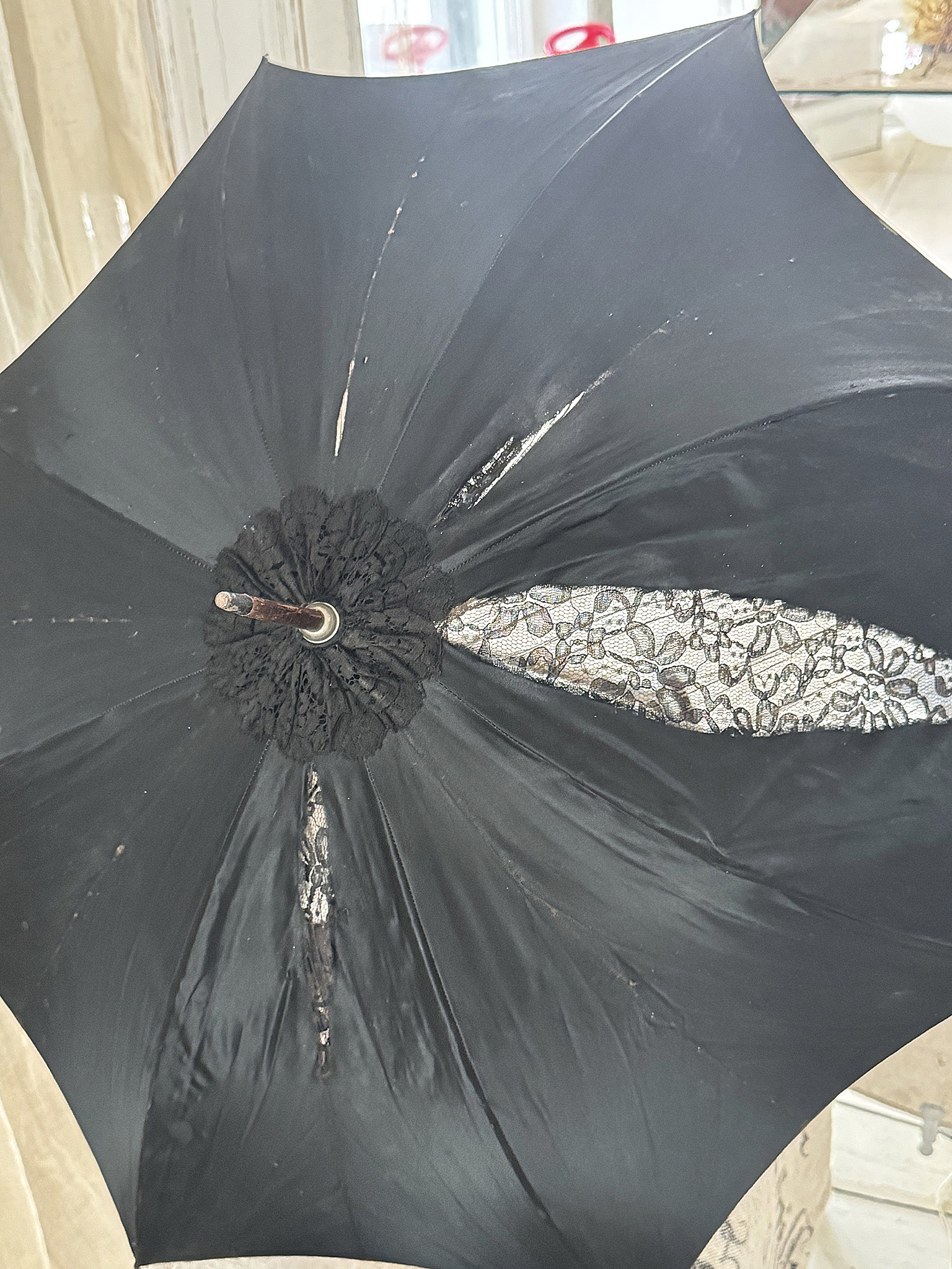 Antiker Flanierschirm im Jugendstil mit romantischen Spitzendetails***