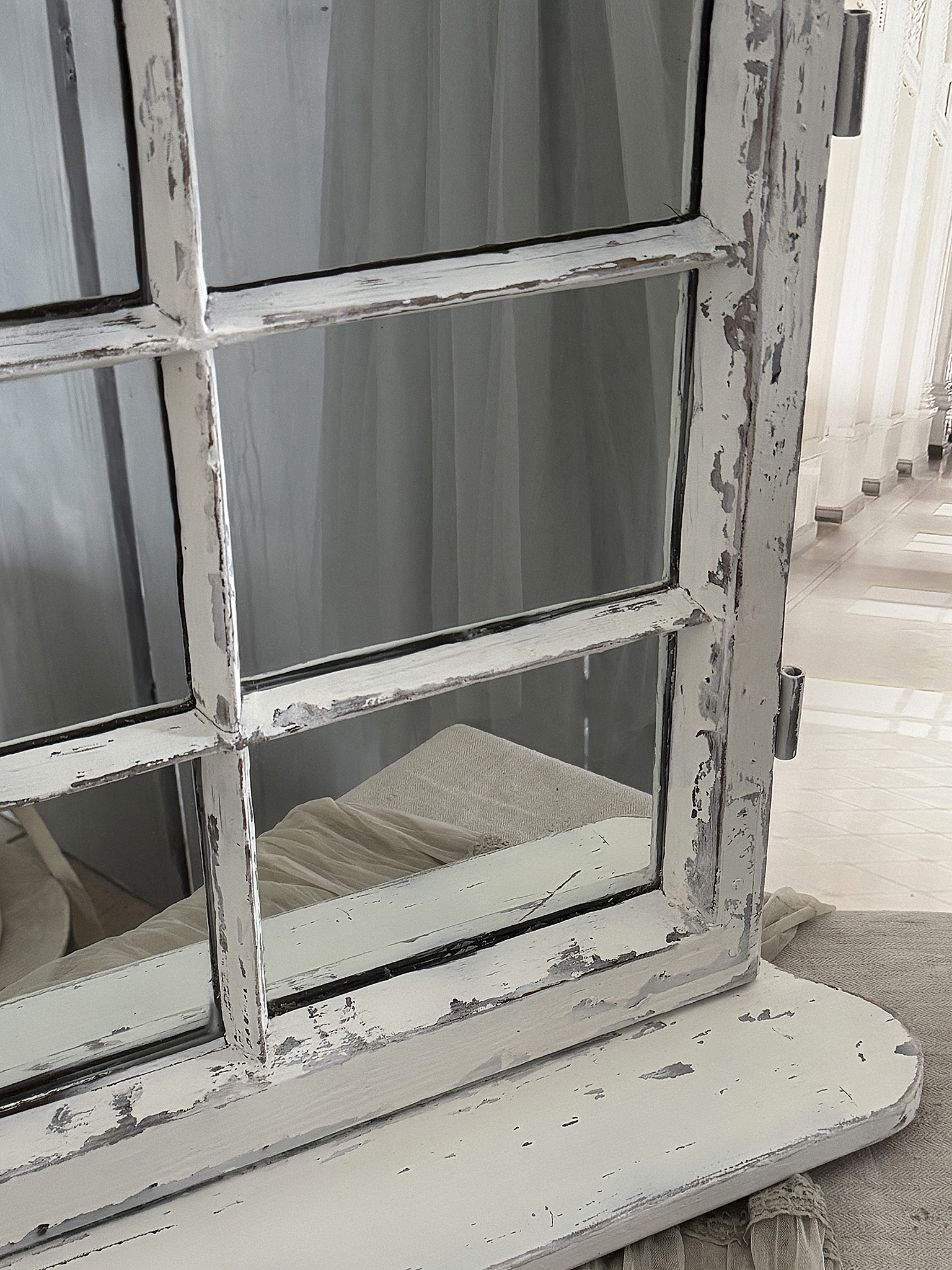 Altes Sprossen-Spiegelfenster mit Fensterbank***