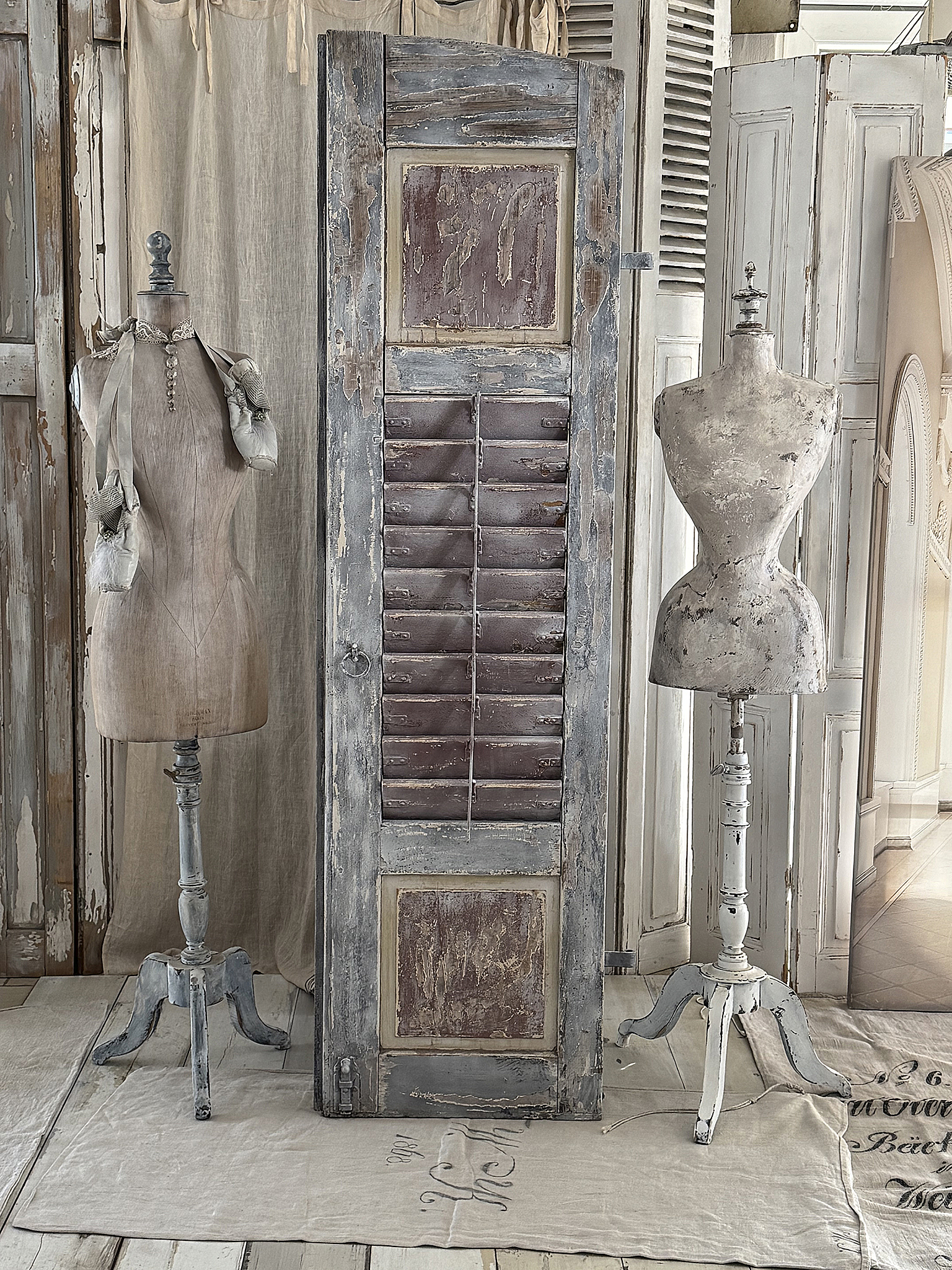 Großer antiker Fensterladen-Frankreich***