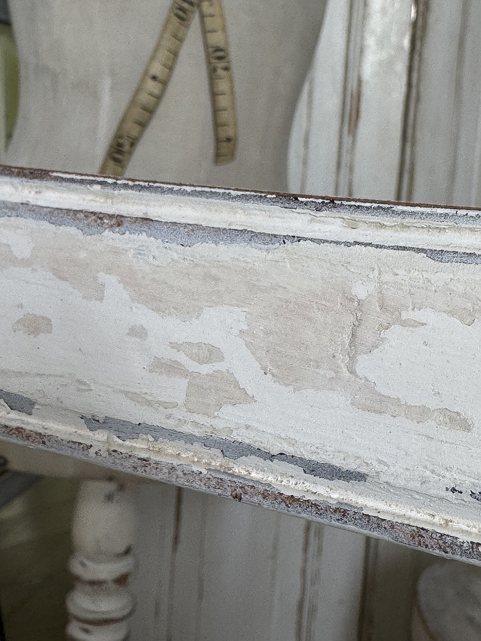 Geschwungener Armlehnenstuhl im Shabby Chic – Vintage Vollholzstuhl mit altem Mehlsack***