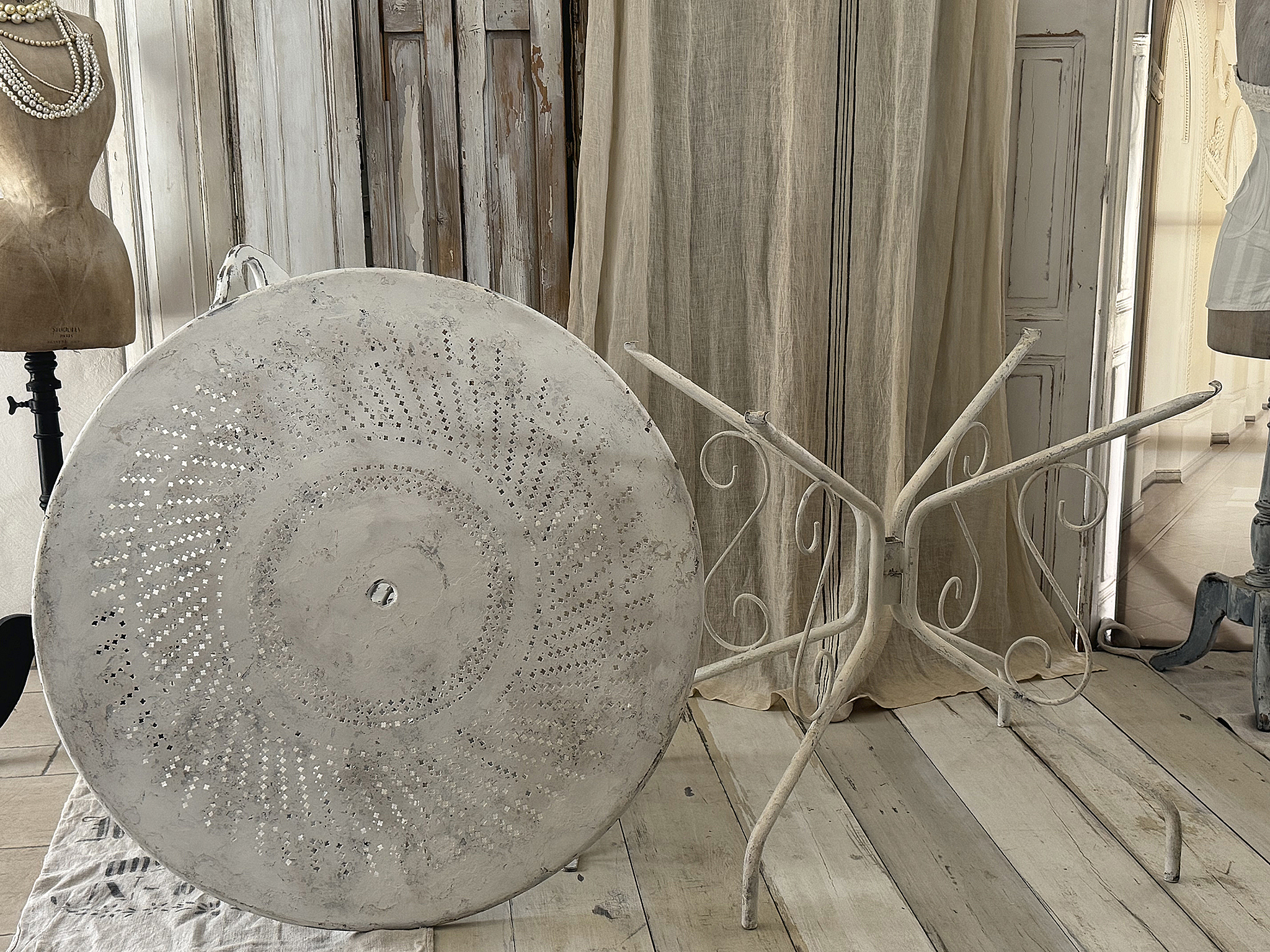 Französischer Gartentisch aus Eisen – nostalgischer Charme mit authentischer Patina***