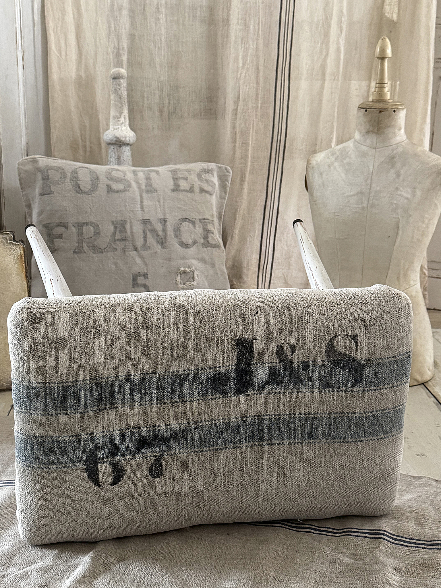 Hocker mit altem Leinen***