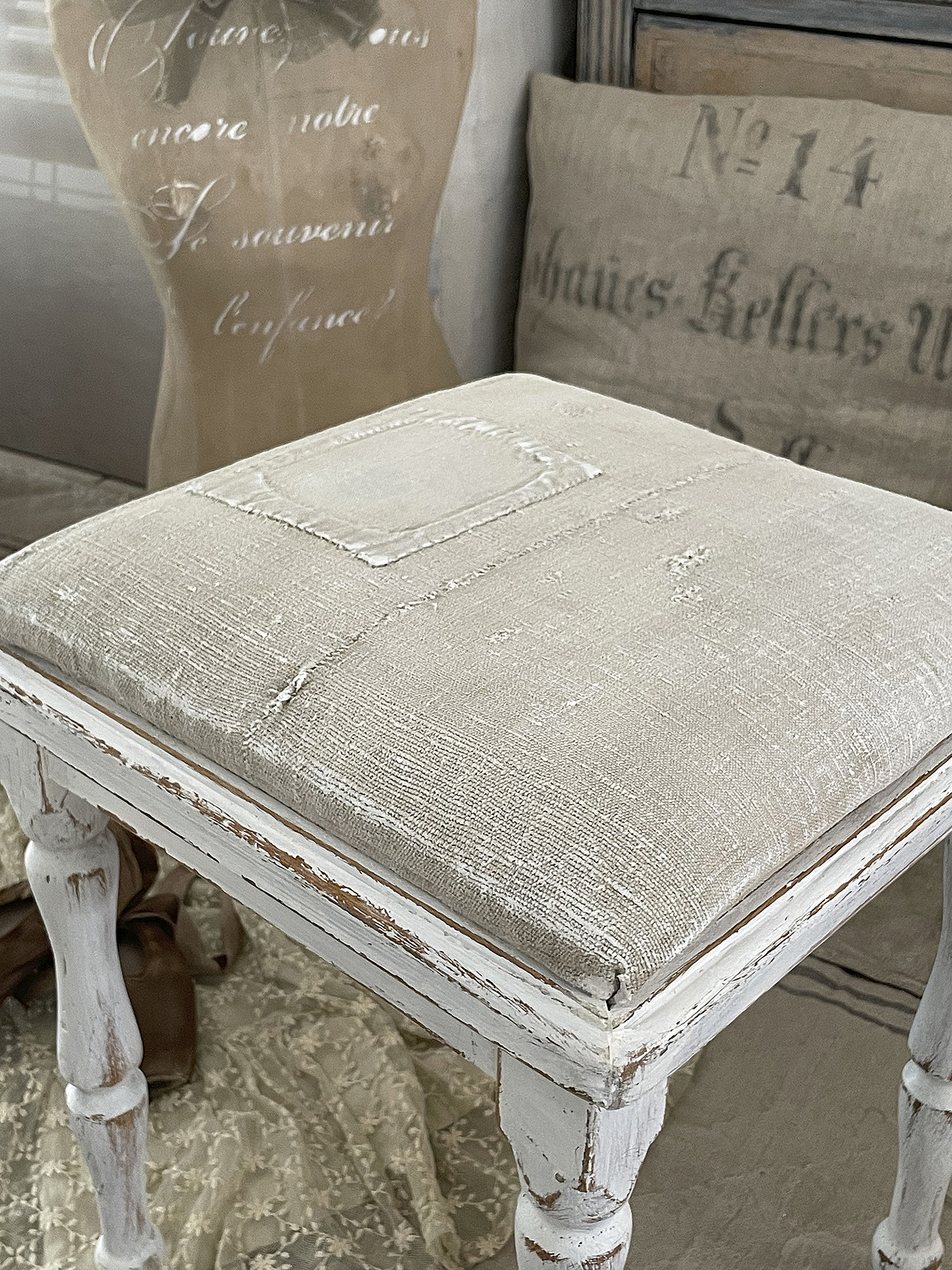 Holzhocker mit altem Leinen 3*** Holzhocker mit altem Leinen 3***