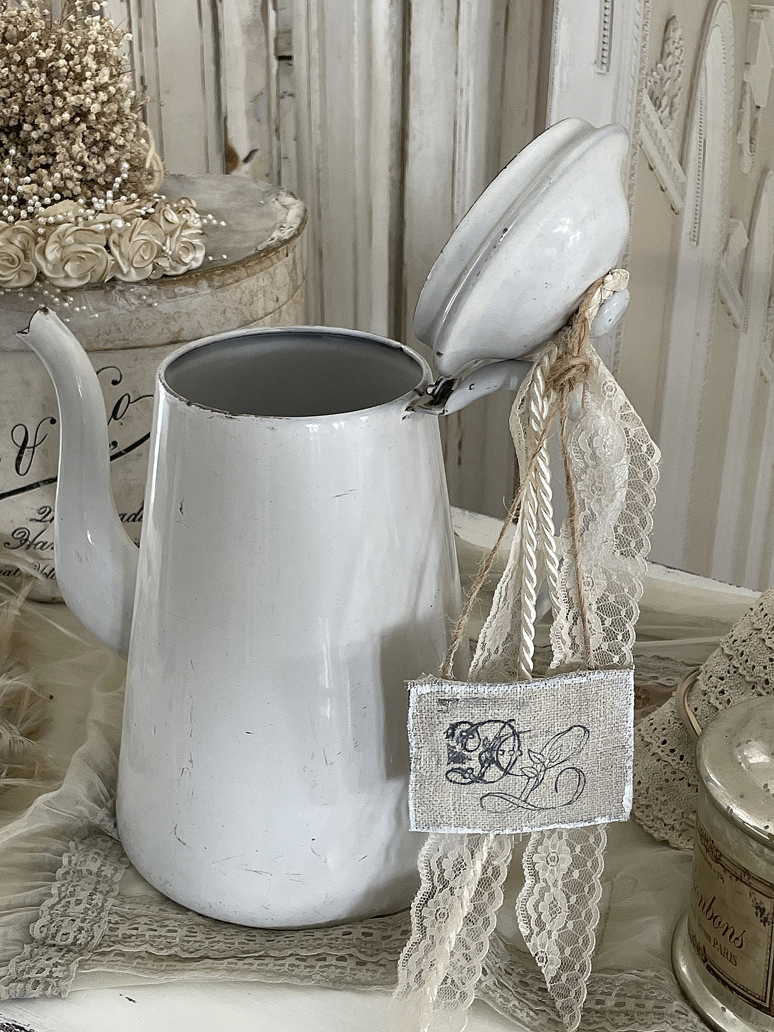 Große weiße Emaille-Kanne mit Vintage-Deko*** Große weiße Emaille-Kanne mit Vintage-Deko***