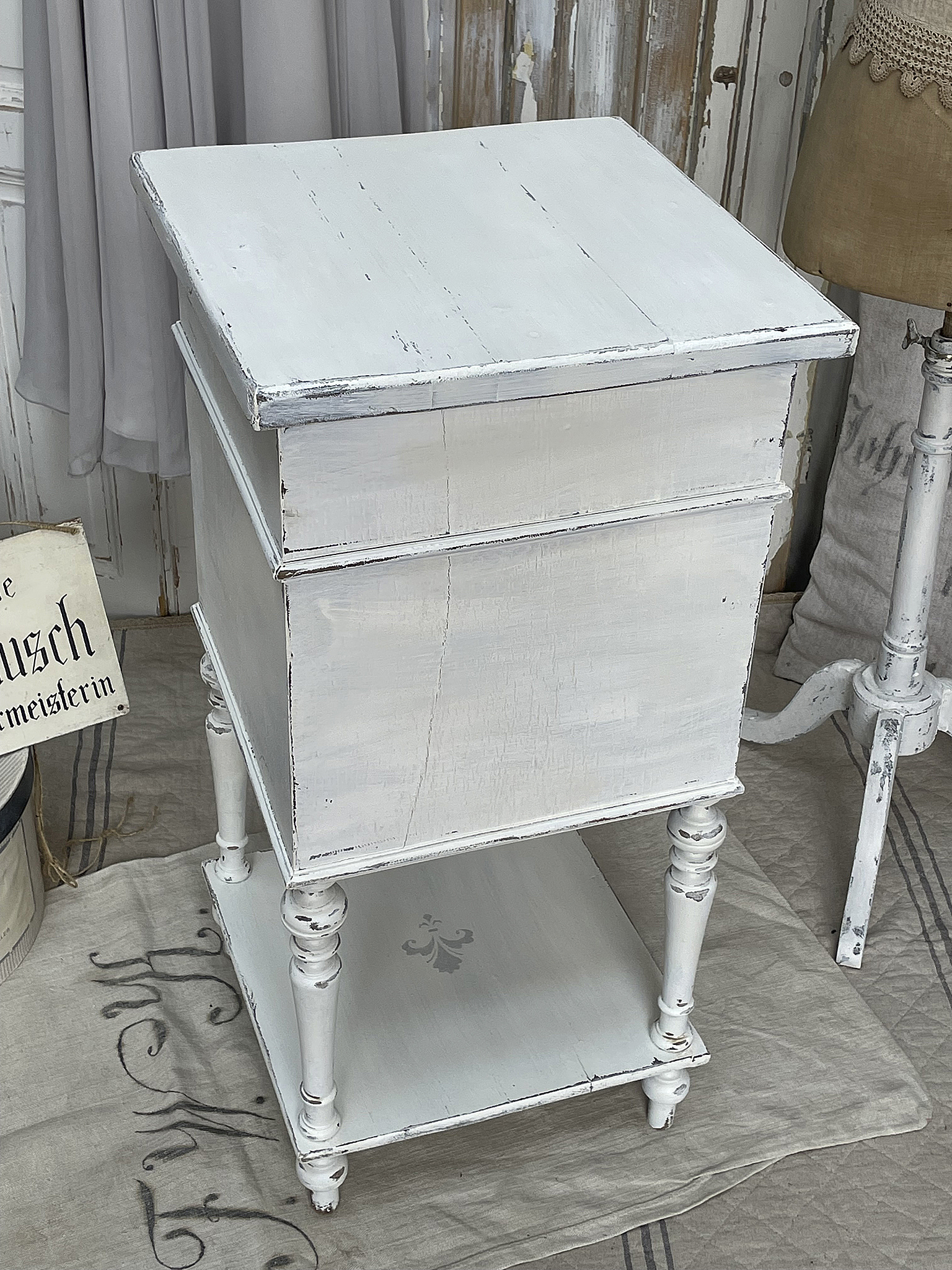 Reizender antiker Säulenschrank im Shabbykleid*** Reizender antiker Säulenschrank im Shabbykleid***