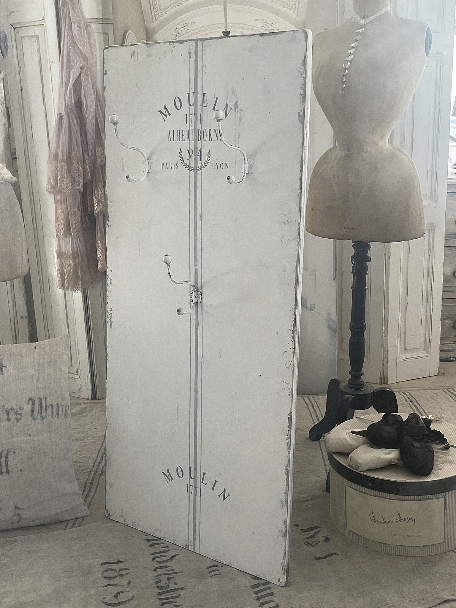  Große Shabby Garderobe aus alter Tischplatte***