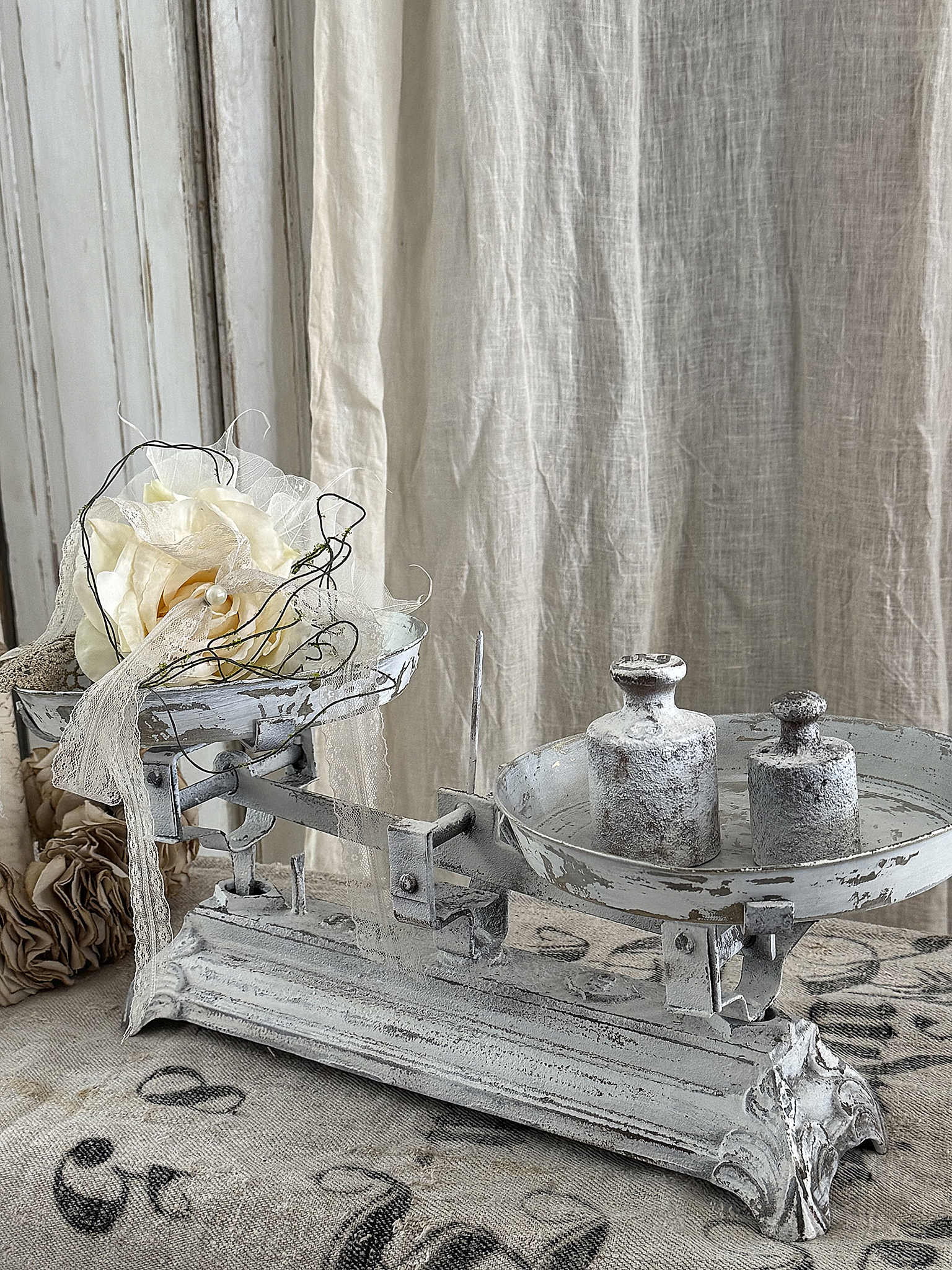 Antike zarte Balkenwaage im Jugendstil mit romantischem Charme***