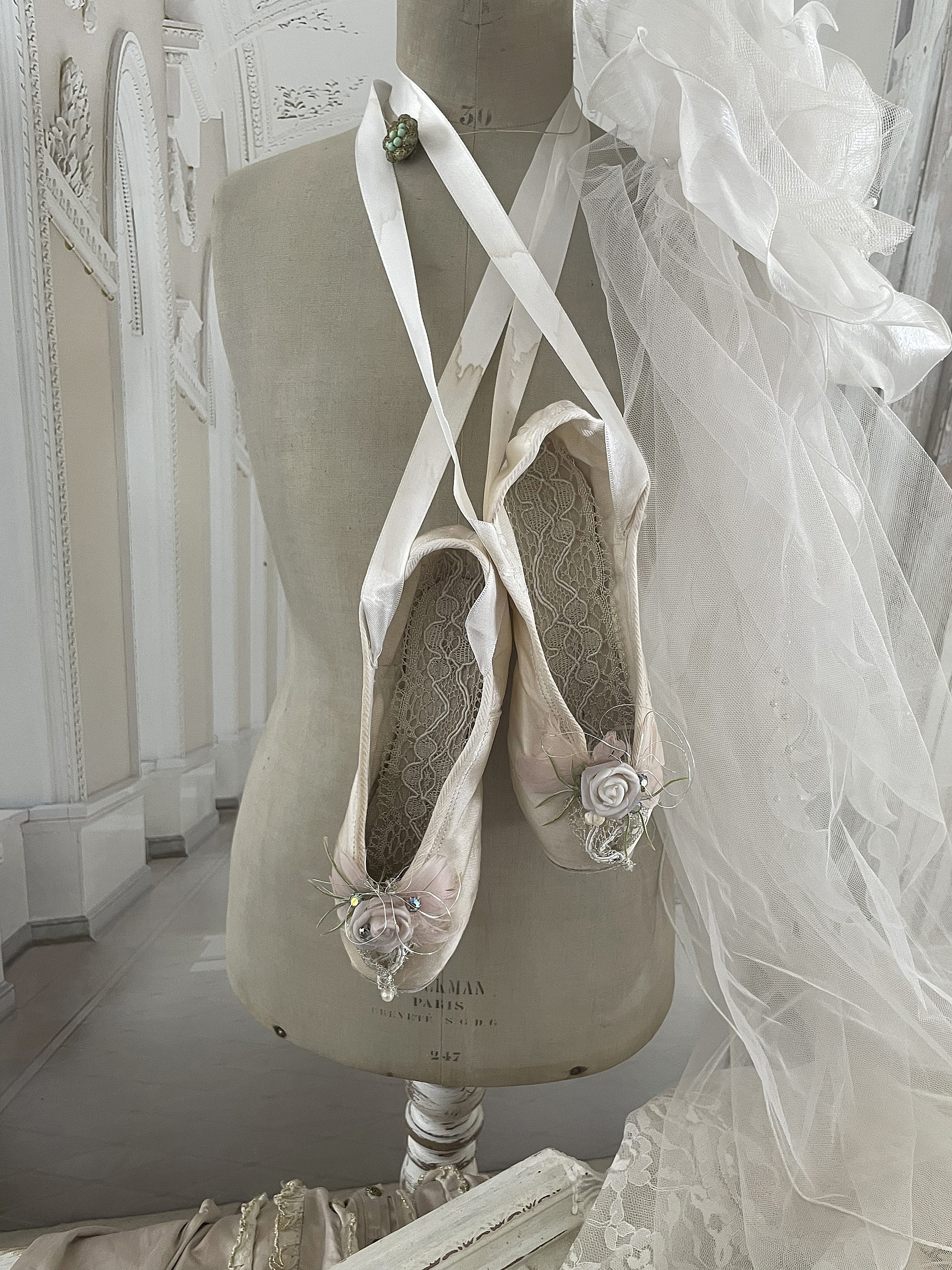 Süße alte Spitzenschuhe Shabby-weiß