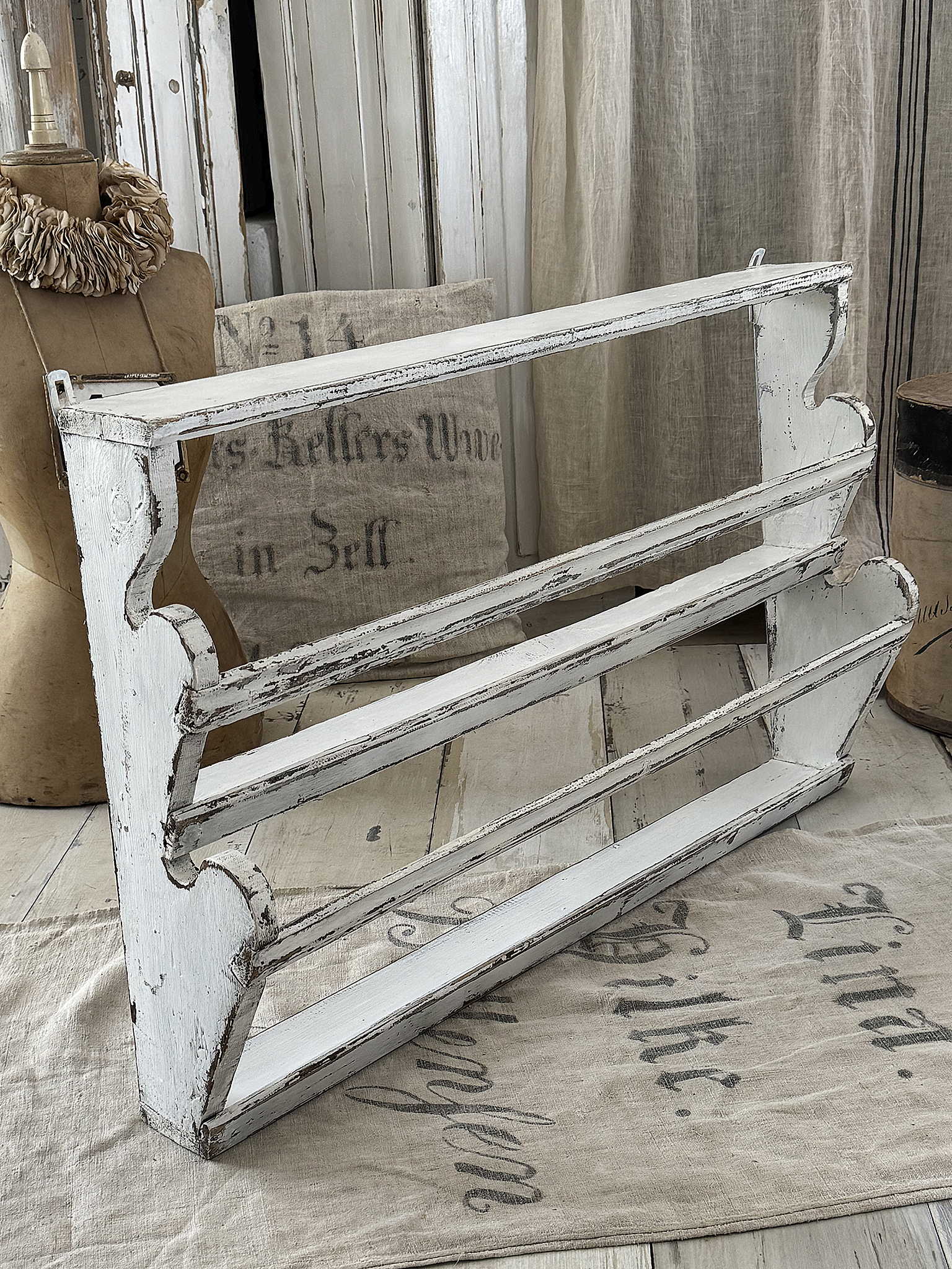 Altes Tellerregal aus Vollholz – authentische Patina mit zeitlosem Charme“***