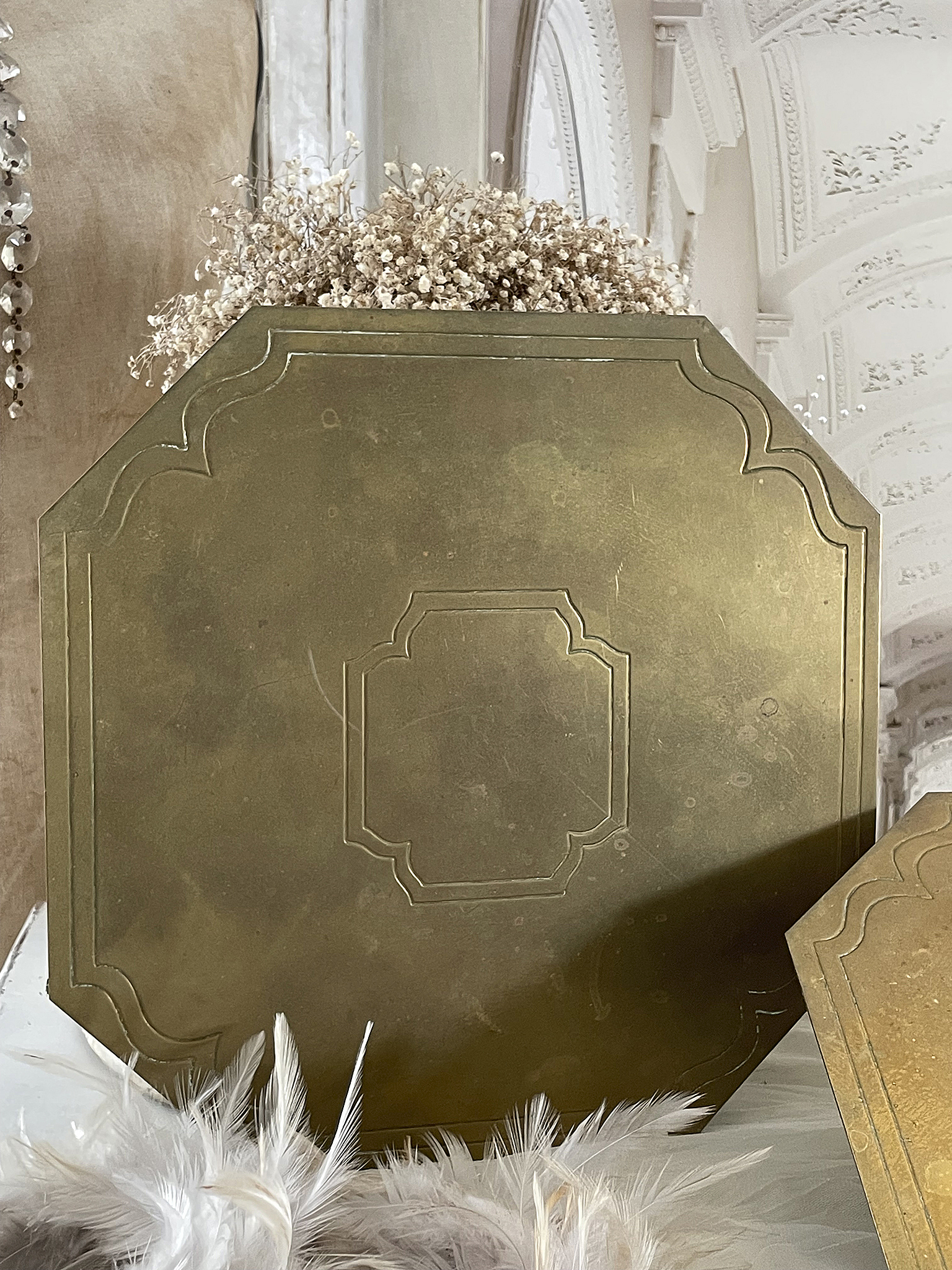 Dekorative goldene Platte mit getrockneten Blumen Goldene Platte mit floralem Arrangement und feinen Details