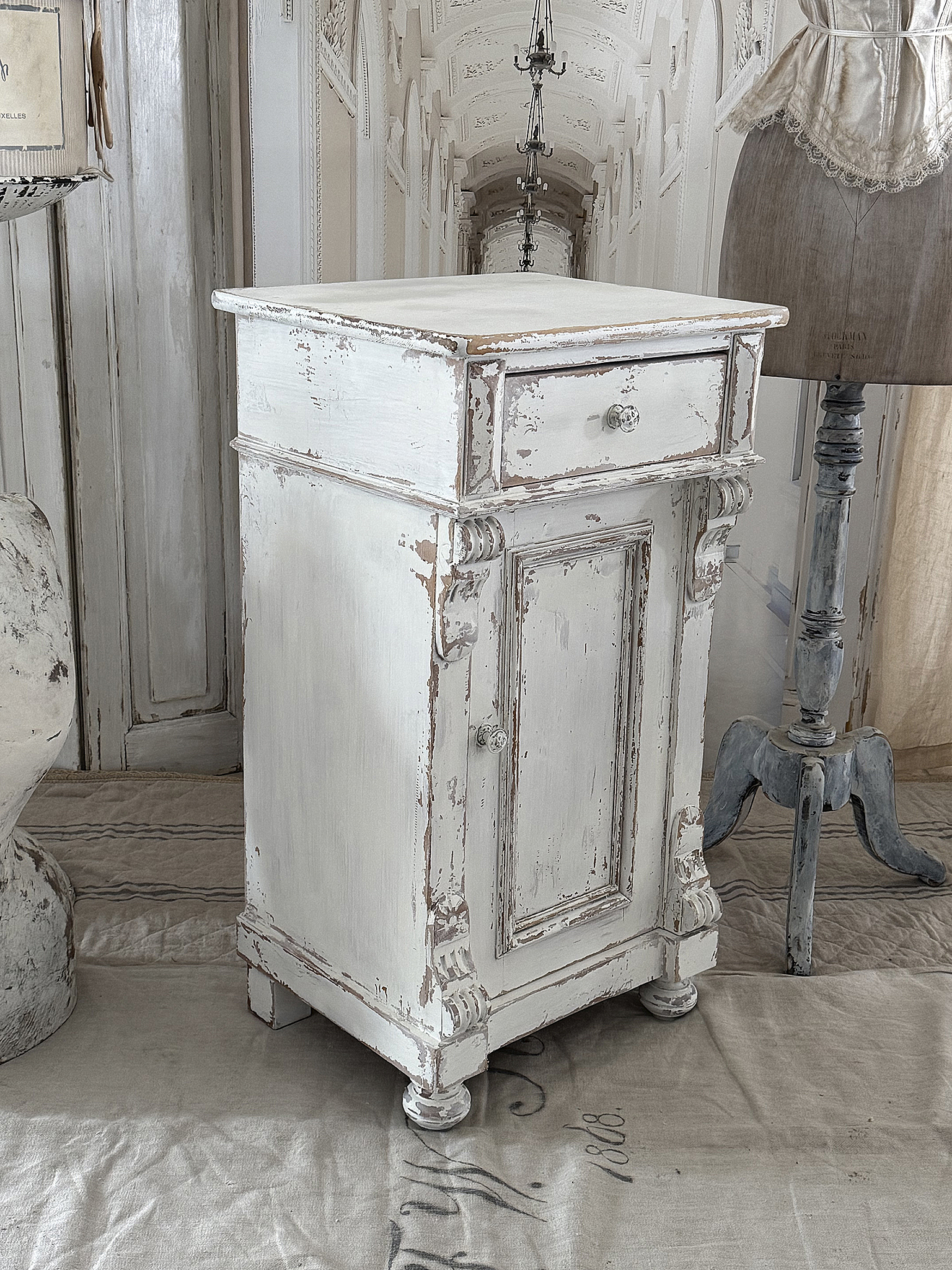 Reserviert! Antikes Beistellschränkchen Shabby-pur