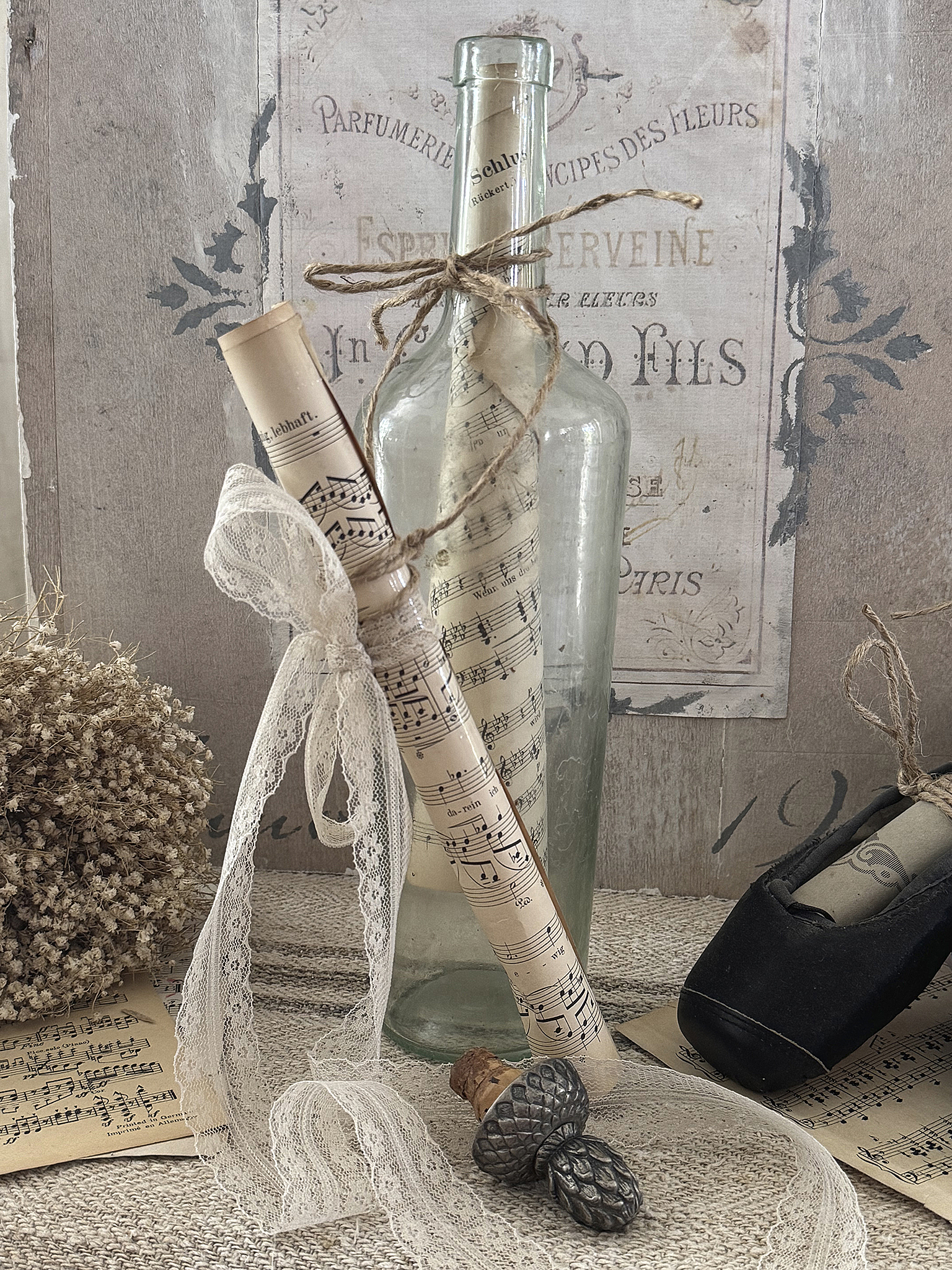 Alte Glasflasche mit Stopfen und Notenblätter*** Alte Glasflasche mit Stopfen und Notenblätter***