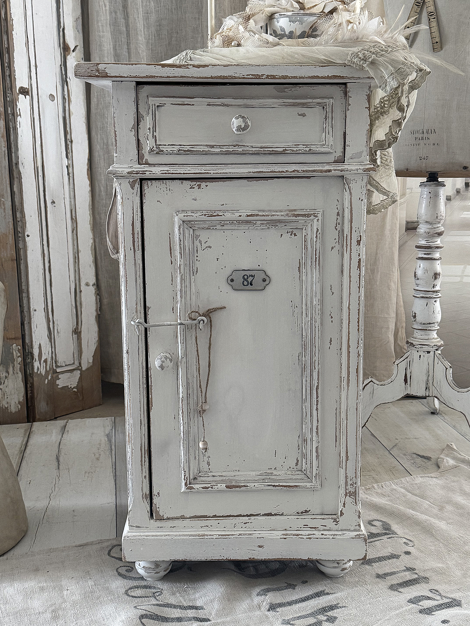 Altes Shabby-Schränkchen „87“***