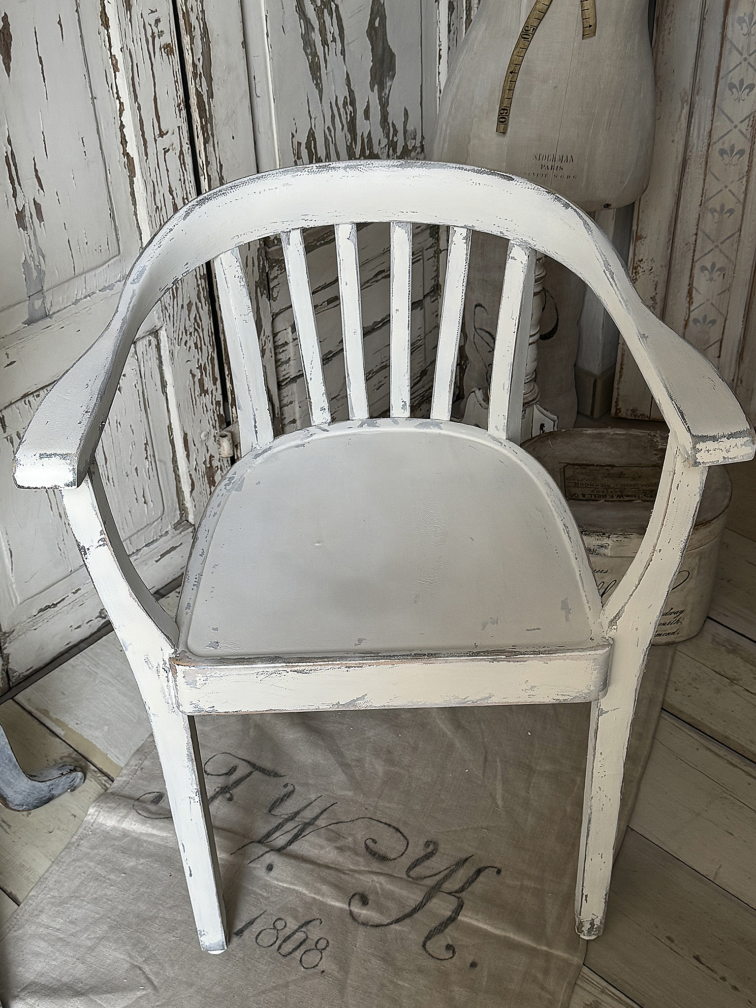 Alter Armlehnenstuhl Bauhaus im weißen Shabbykleid***