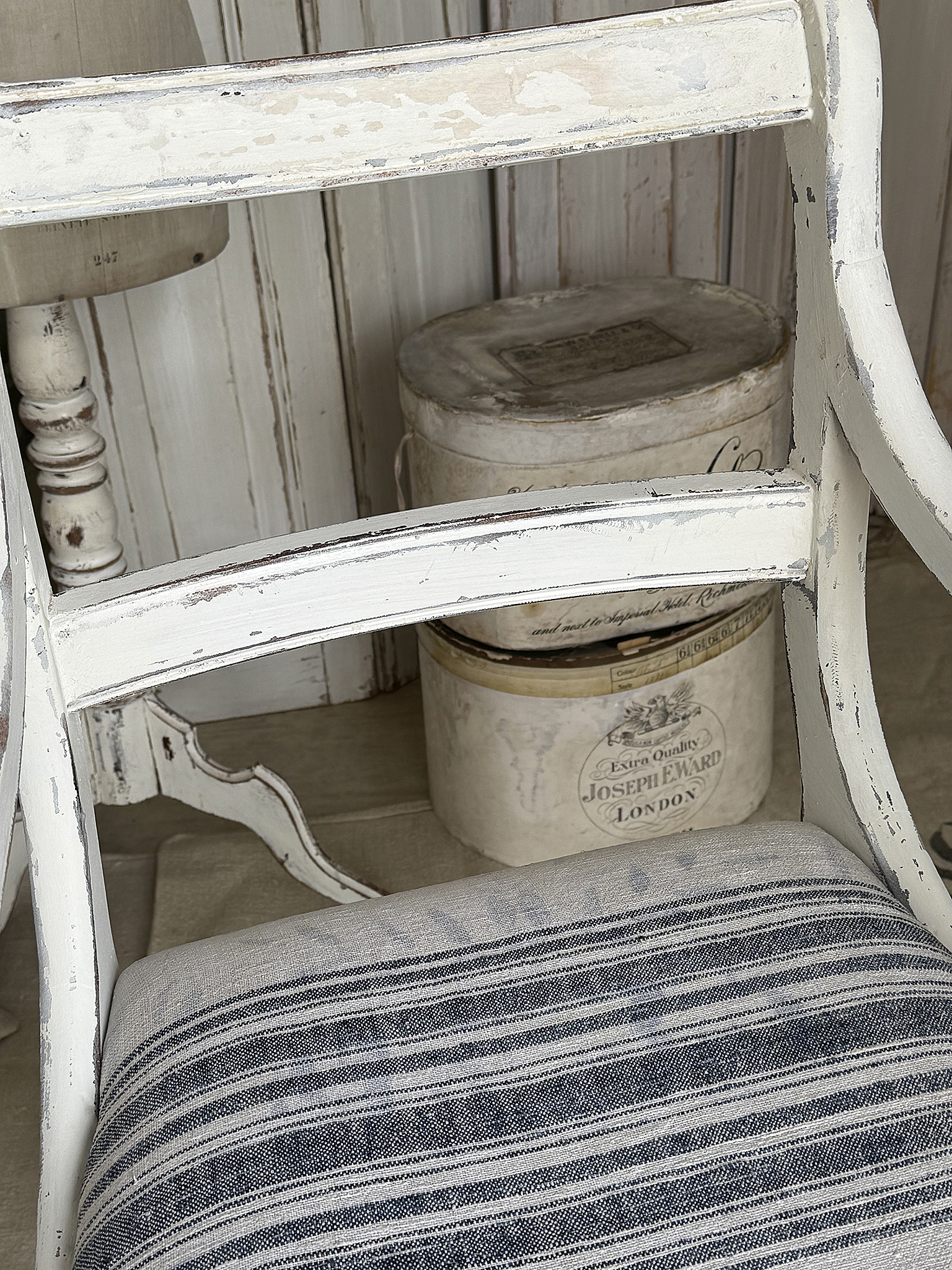 Geschwungener Armlehnenstuhl im Shabby Chic – Vintage Vollholzstuhl mit altem Mehlsack***