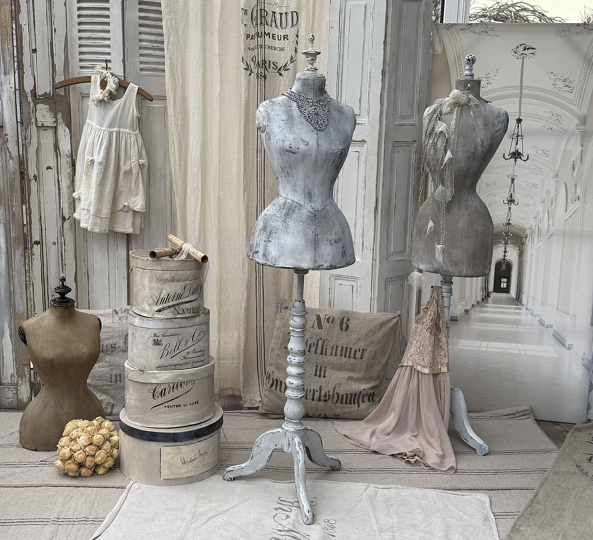 Vintage Schaufensterpuppen und Dekoration für das Atelier Schaufensterpuppen in einem stilvollen Ambiente, umgeben von verschiedenen Deko-Elementen und einem eleganten Hintergrund.