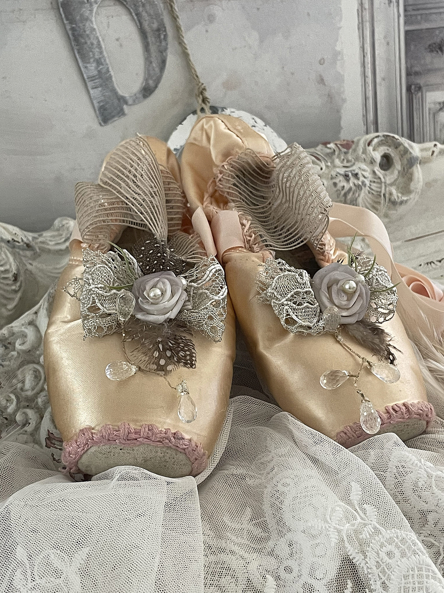 Zarte Ballettschuhe in Pfirsichfarben mit floralen Verzierungen und transparenten Details