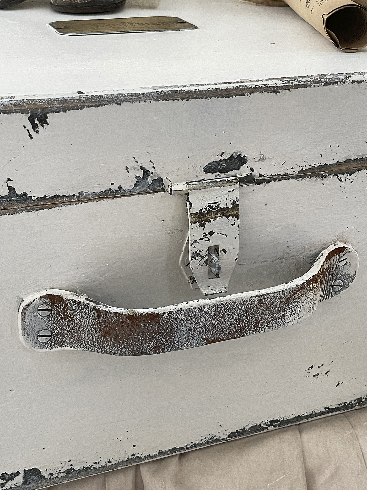 Vintage Holzbox mit rostigem Griff und antikem Charme Detailansicht einer alten Holzbox mit abblätternder Farbe und Griff