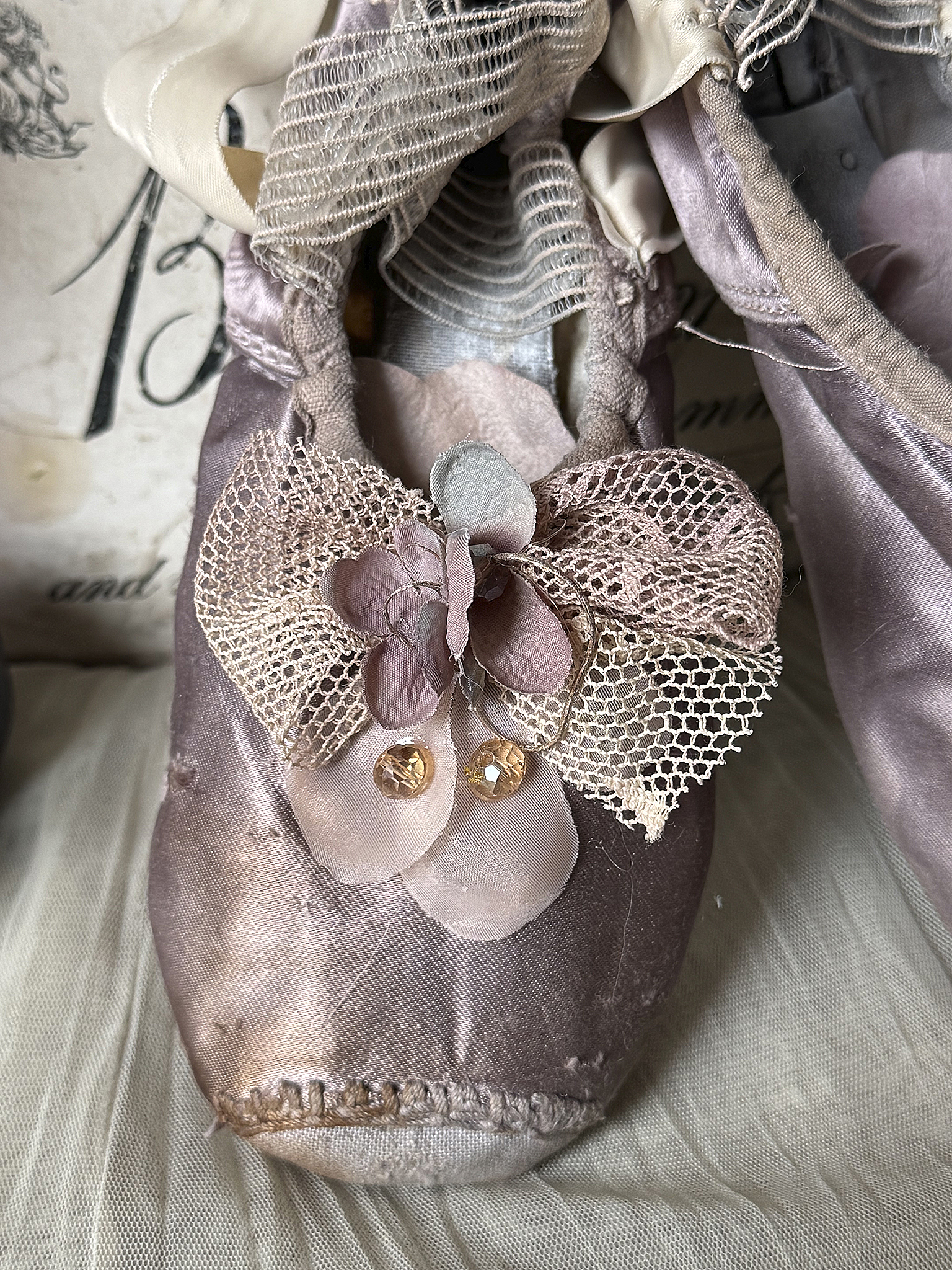 Alte Ballettspitzenschuhe im Malveton- Getanzte Erinnerung 1***