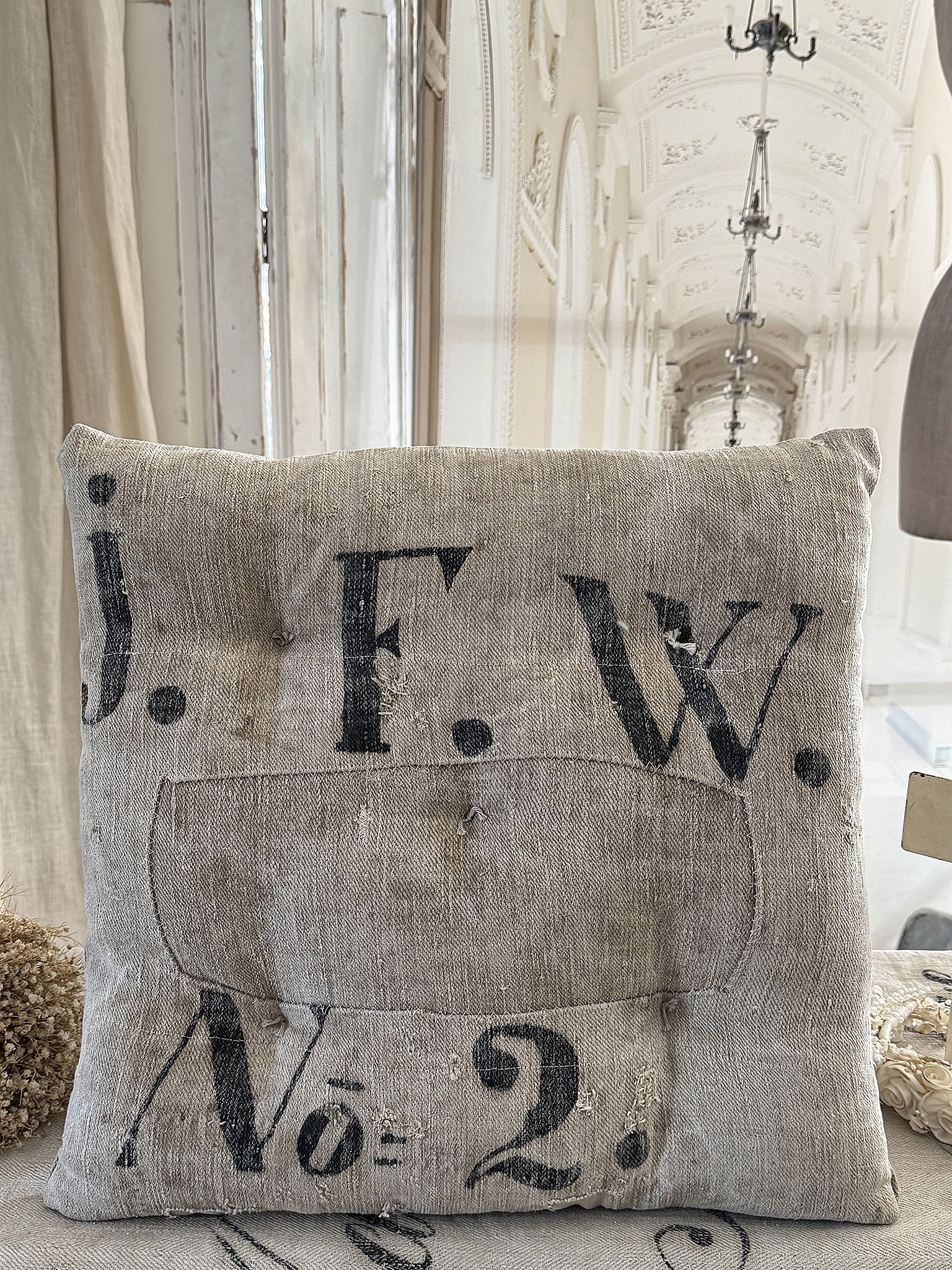 Vintage- Stuhlkissen aus antikem Mehlsack – mit Originaldruck***