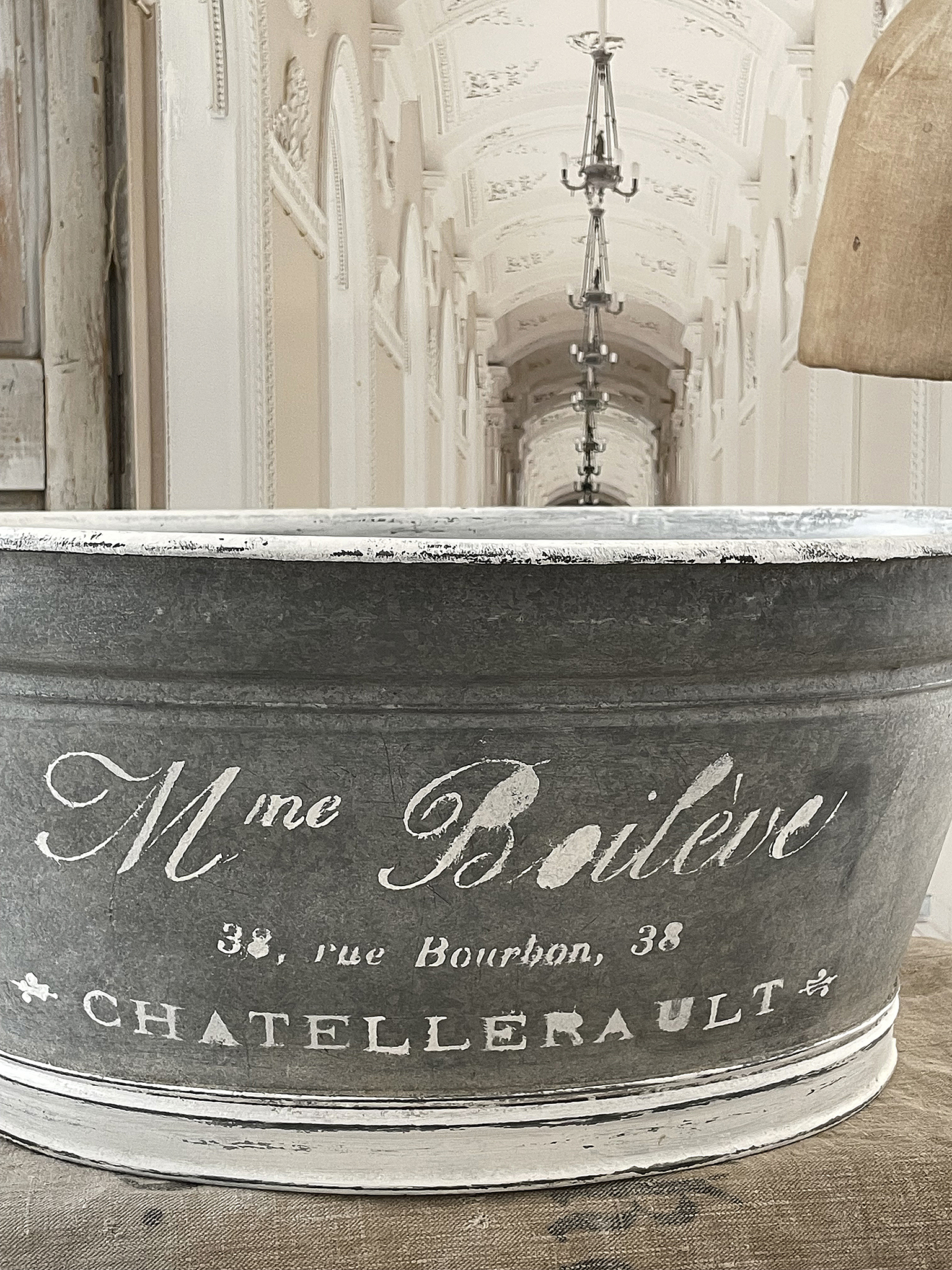 Dekorativer Eimer mit Beschriftung für rustikale Inneneinrichtung Stilvoller Vintage-Eimer mit der Aufschrift 'Mme Baileve, 38, rue Bourbon, 38, CHATELLERAULT'