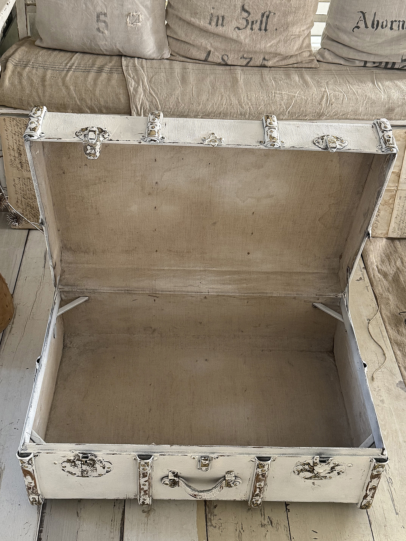 Antiker Überseekoffer im weißen Shabbykleid***