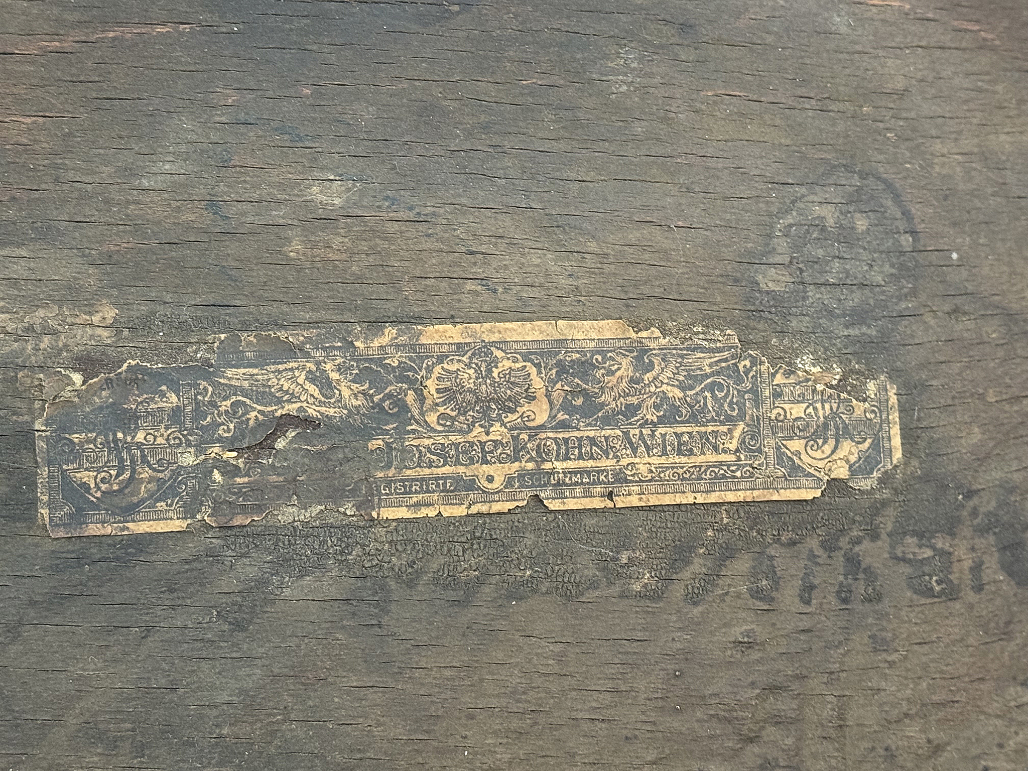 Bezaubernder alter Kohnstuhl – Originalholz, Ornamentprägung & Emblem***