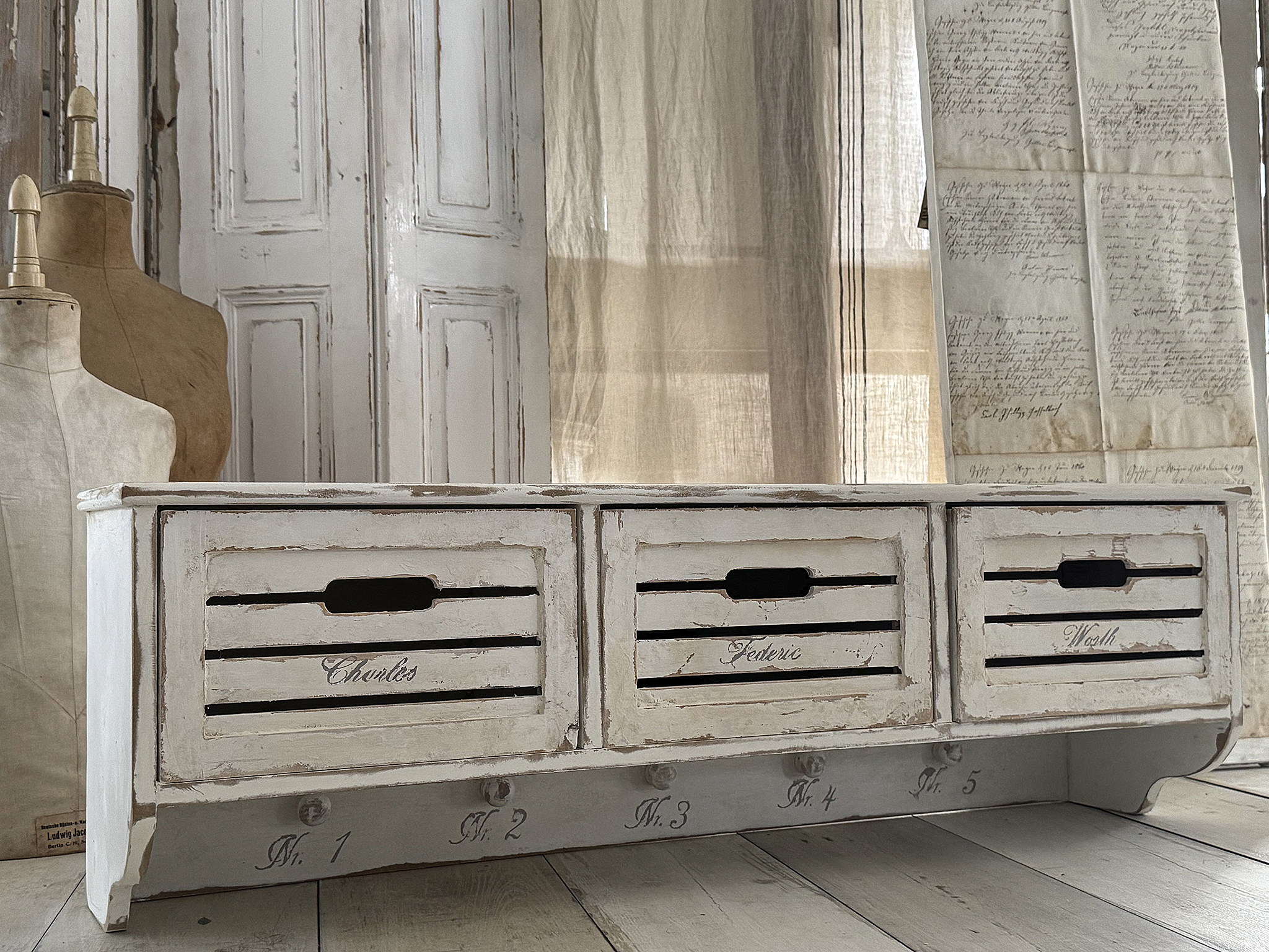 Charmantes Shabby-Hängeregal mit französischem Flair***