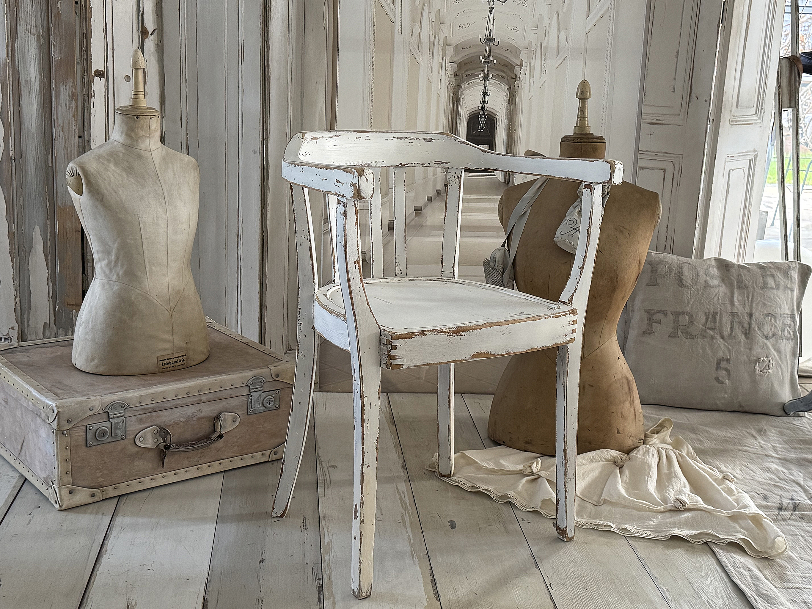 Alter Armlehnenstuhl Bauhaus im weißen Shabbykleid***