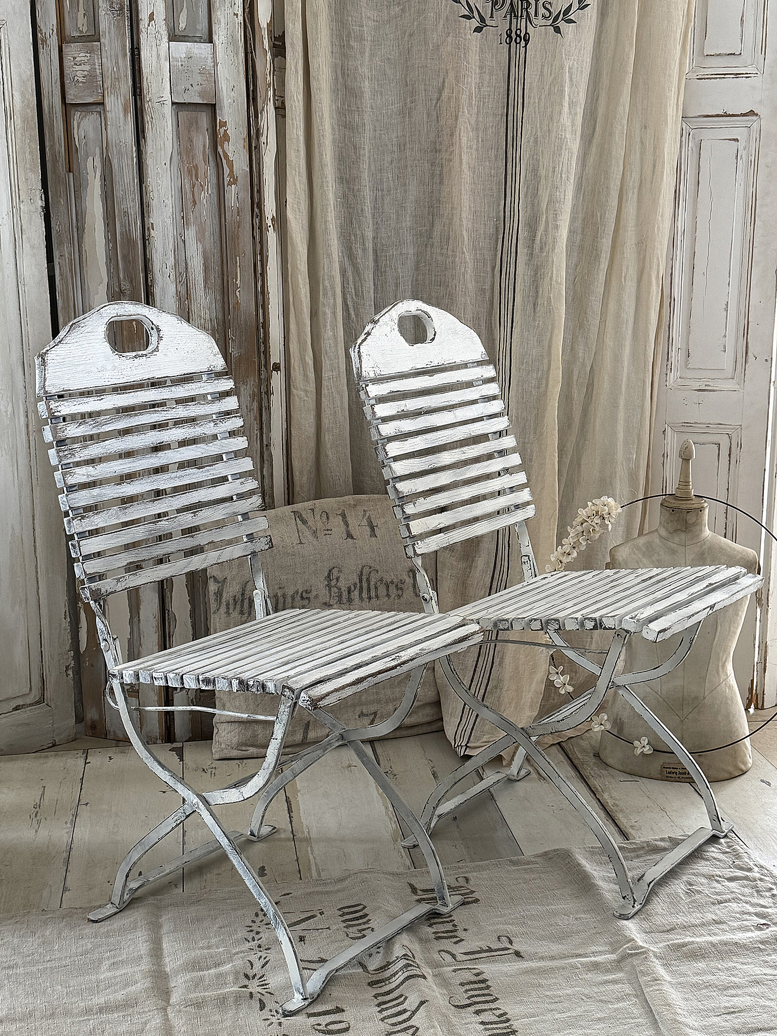 Charmante ältere Gartenstühle im mattweißen Shabby-Chic***
