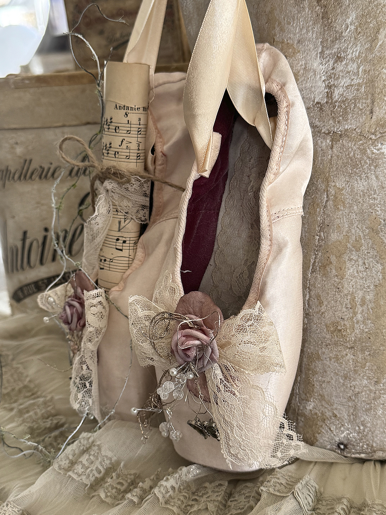 Alte Ballettschuhe Butterfly mit Notenblatt***