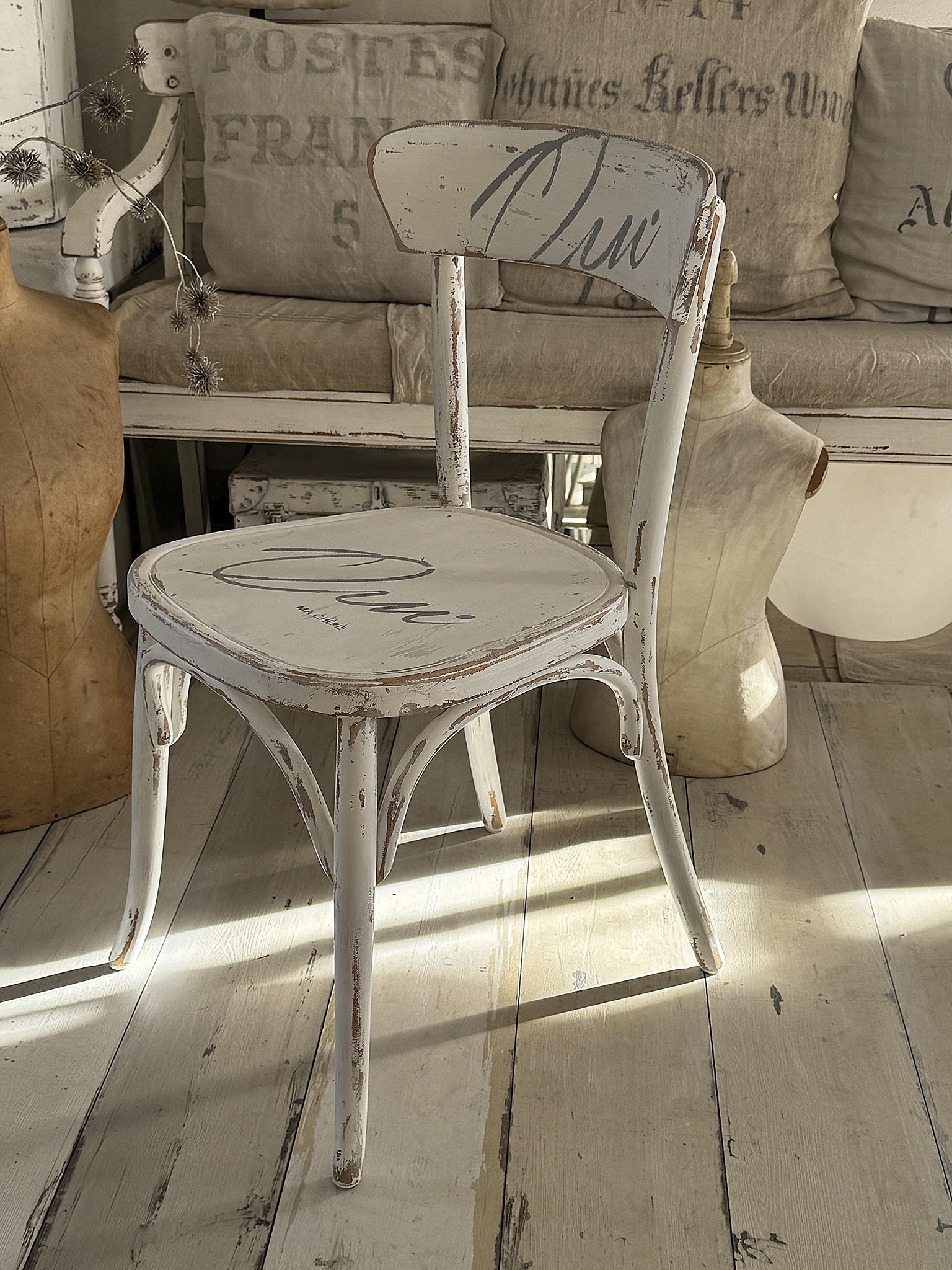 Alter Bugholzstuhl mit Shabbykleid Qui Ma Cherie***