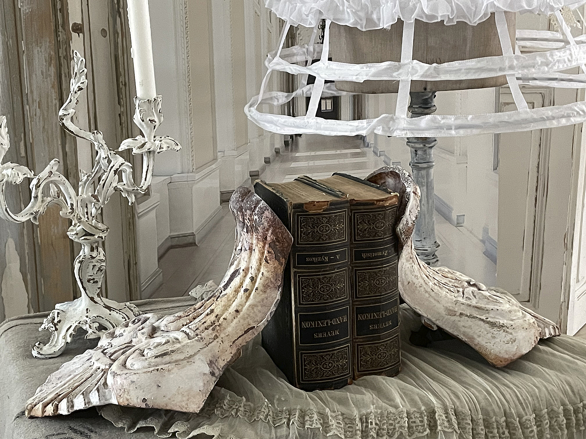 Dekorativer Tisch mit antiken Büchern, Kerzenständer und eleganten Elementen