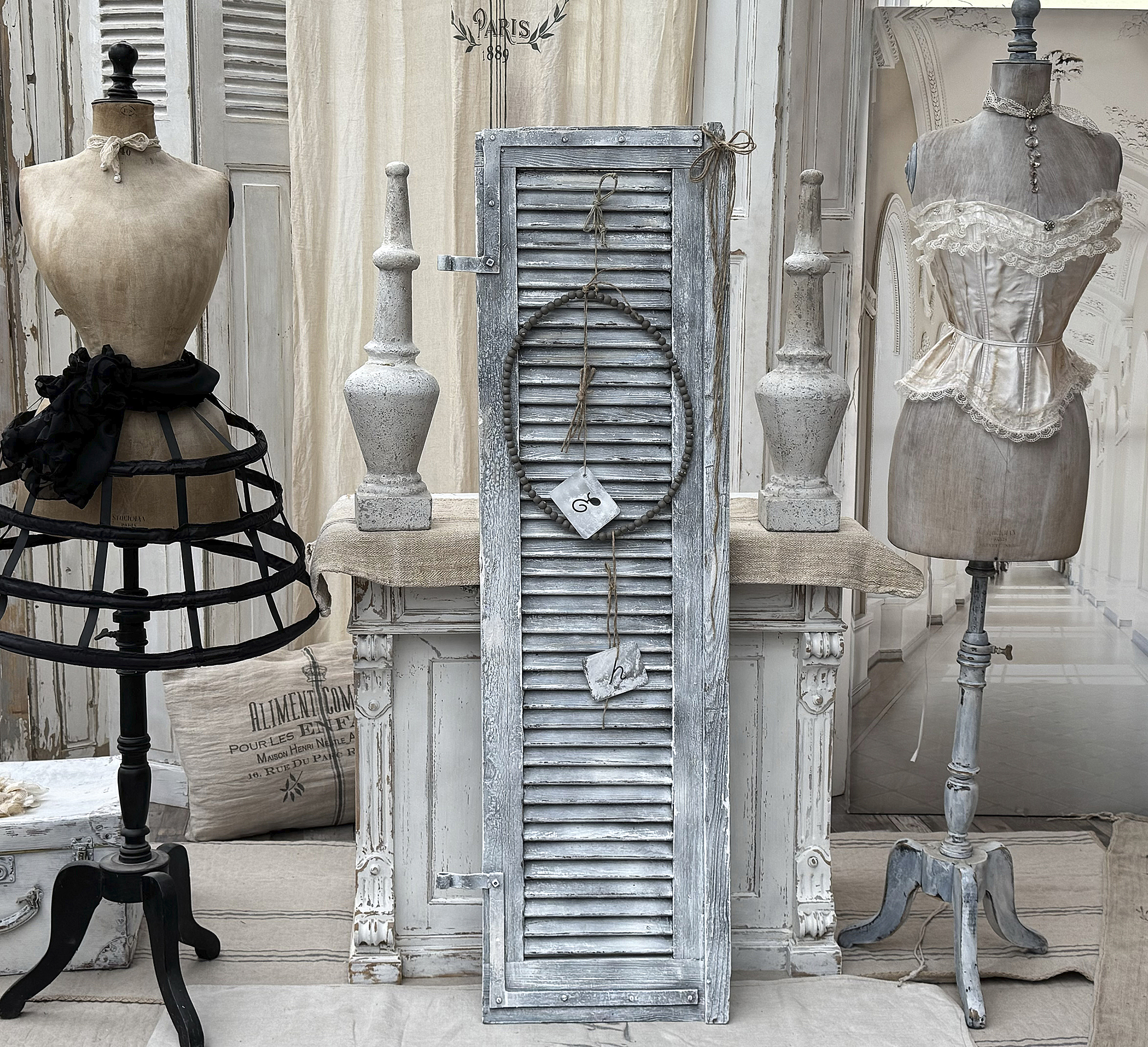 Dekorative Kleiderständer und Vintage-Accessoires im Landhausstil Hübsche Vintage-Dekoration mit Kleiderständern und Fensterladen in ansprechender Arrangierung