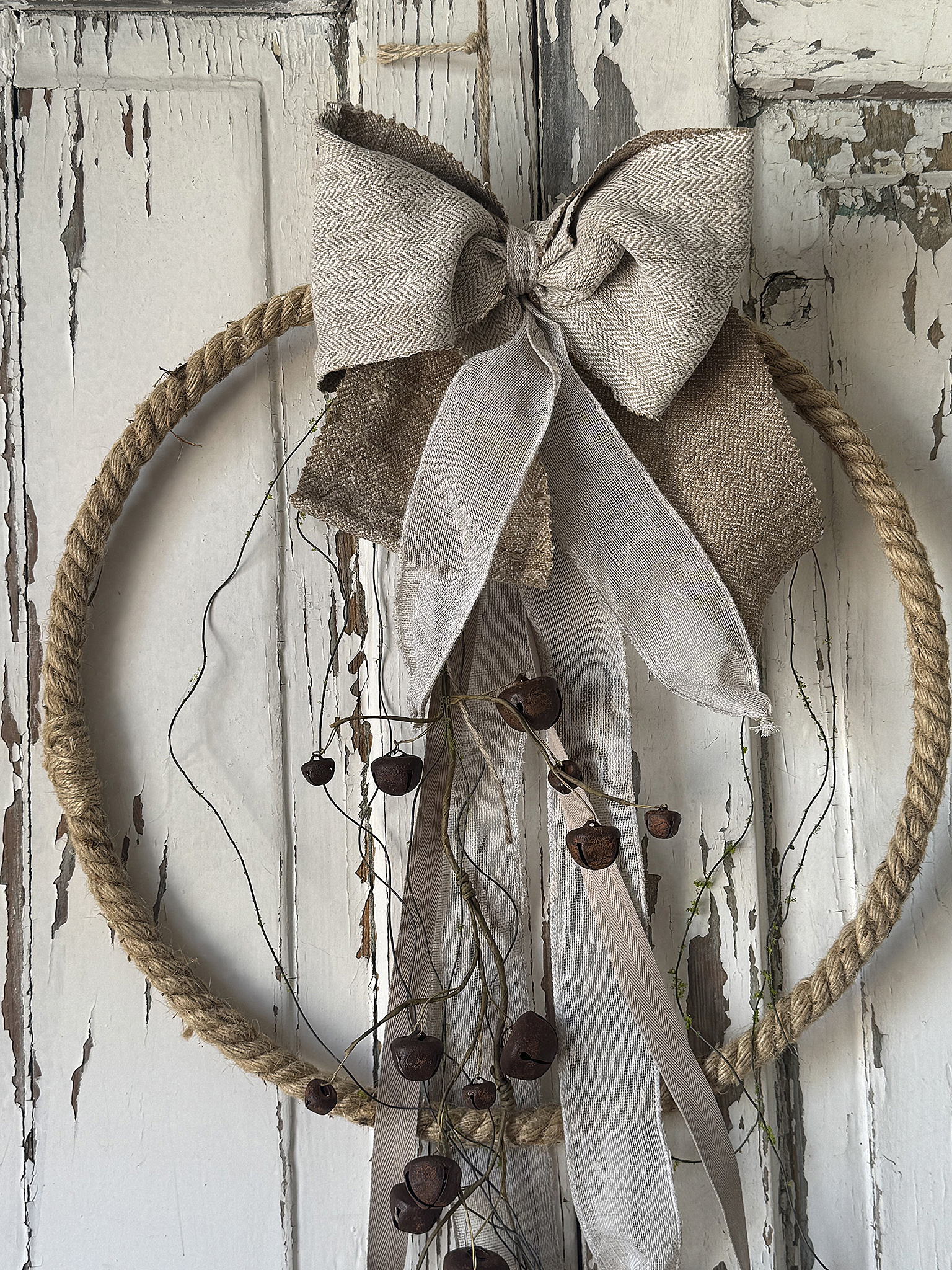 Zauberhafter Schellenkranz mit altem Leinen und sanften Elfenklängen – Romantischer Shabby Chic mit nostalgischem Charme***