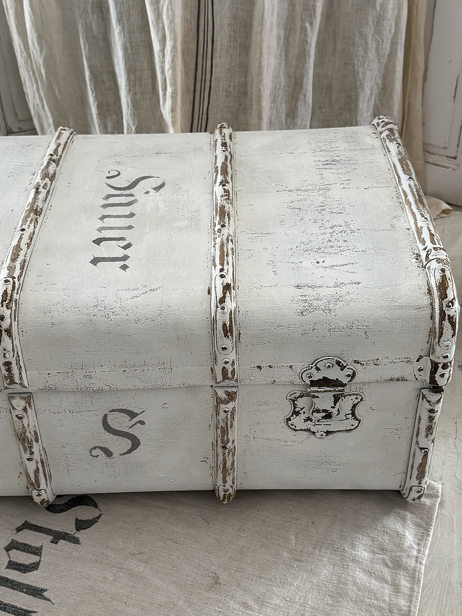 Antiker Überseekoffer-Shabby Chic Weiß | Antike Schablonierung | Original Ledergriffe & Messingverschlüsse***