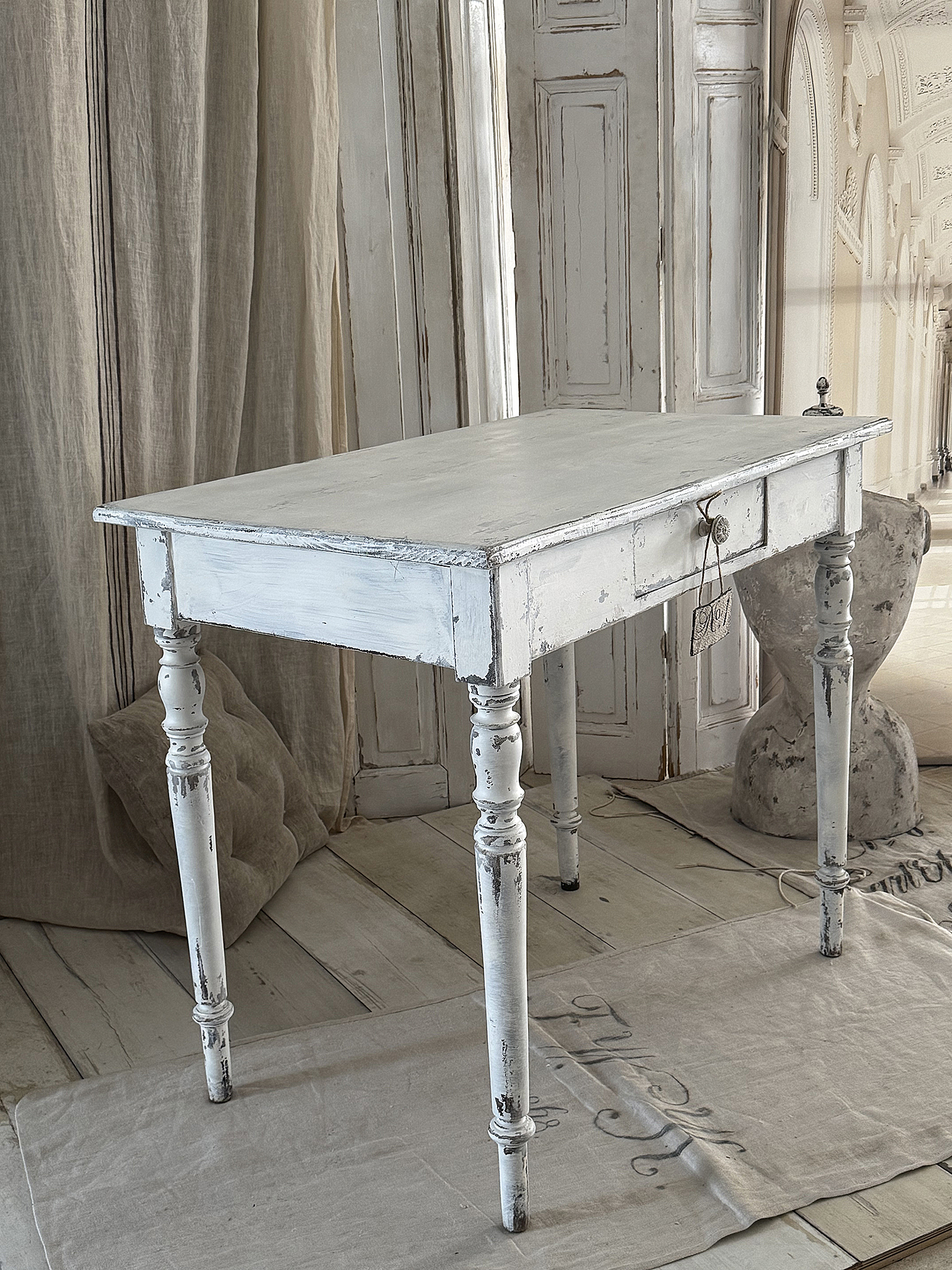 Alter kleiner Esstisch im Shabbykleid***