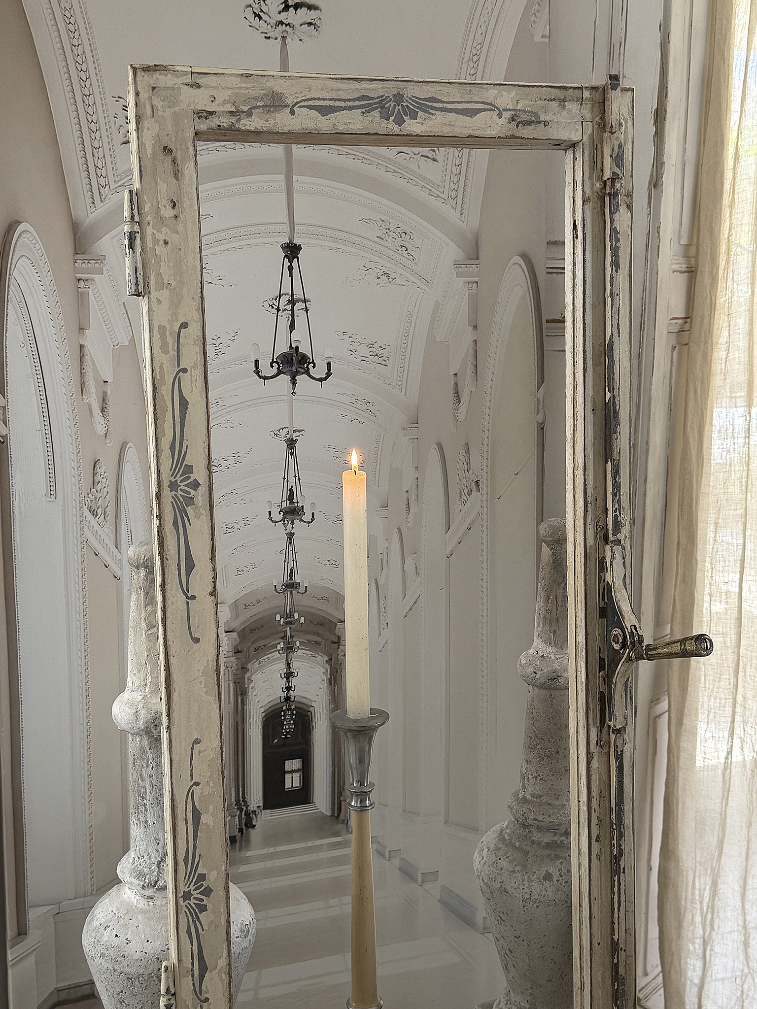 Antiker Fensterflügel mit Originalpatina, Jugendstil-Dekor und historischem Hebelgriff***