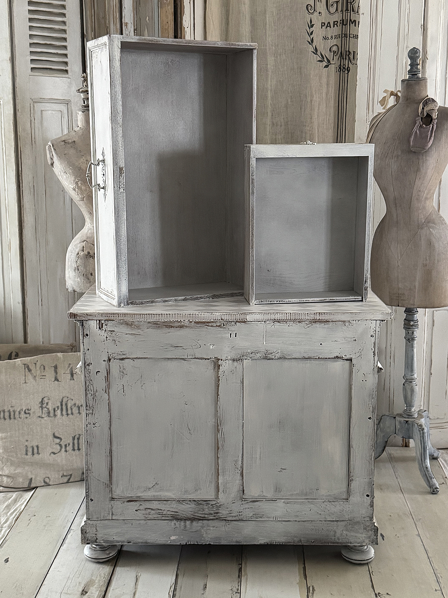 Antike Schubladenkommode im edlen Vintage-Kleid***