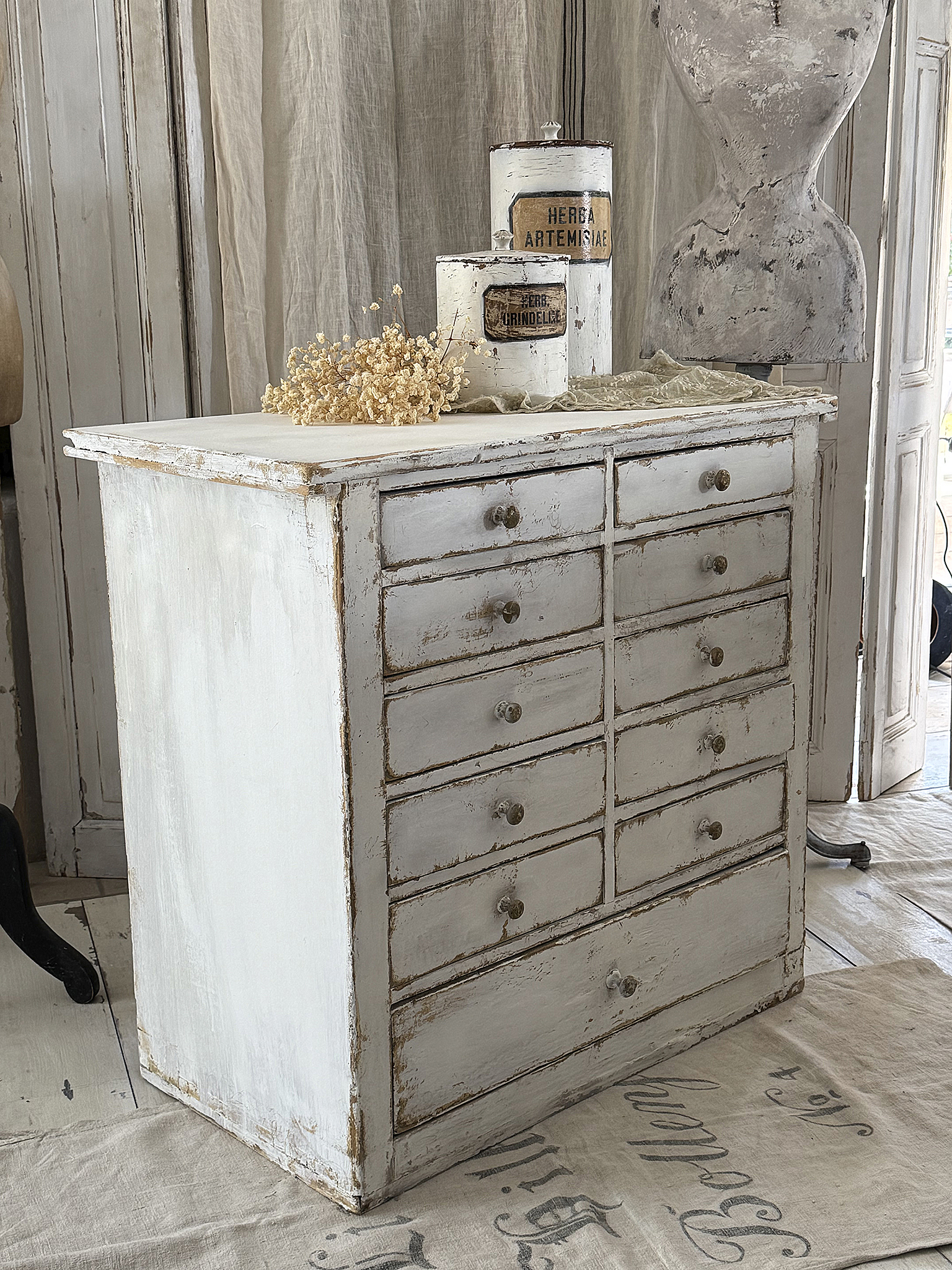 Alter Schubladenschrank aus Vollholz mit 11 Schubladen – Originaler Shabby-Charme***