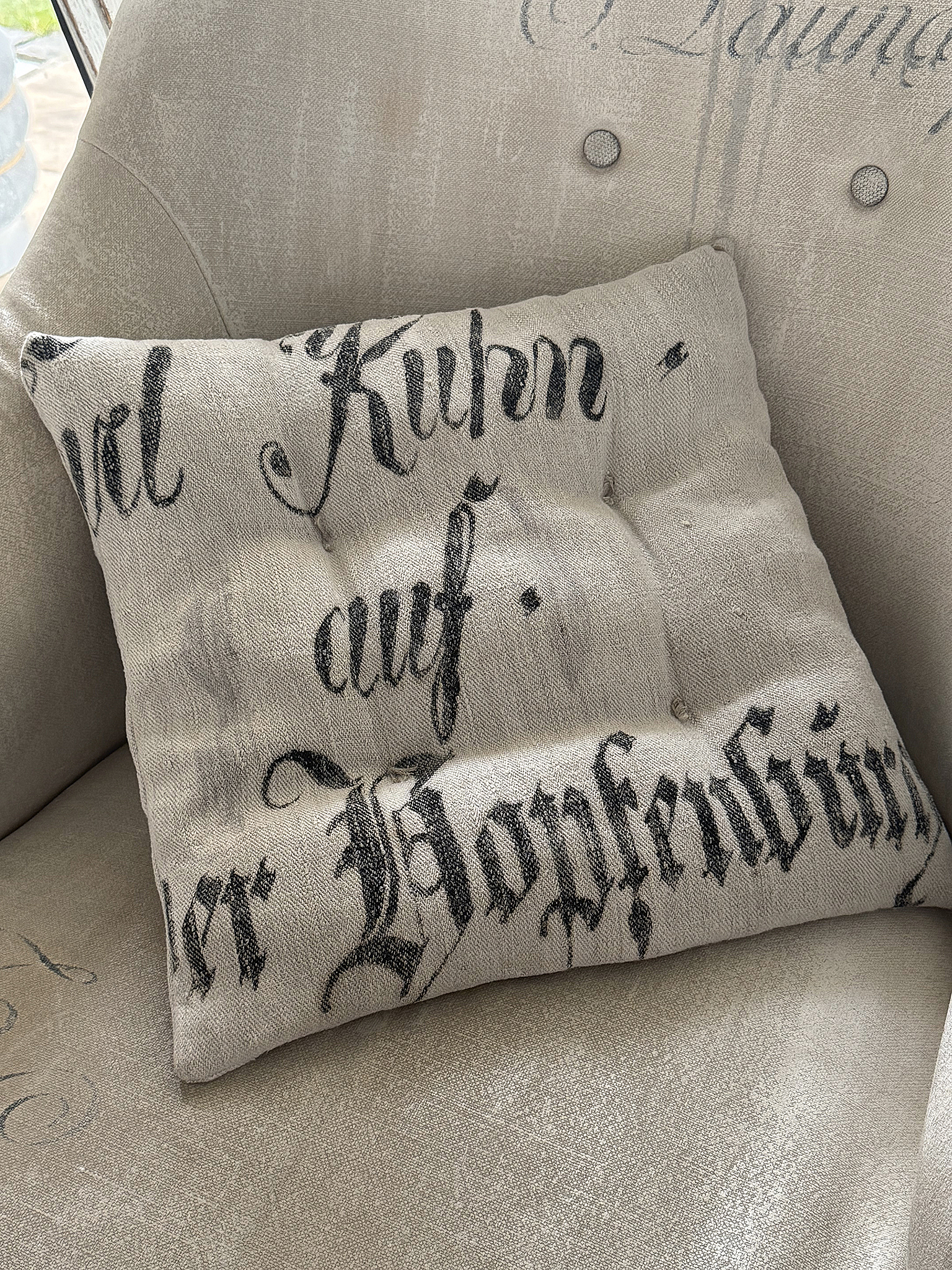 Vintage- Stuhlkissen aus antikem Mehlsack – mit Originaldruck 1861