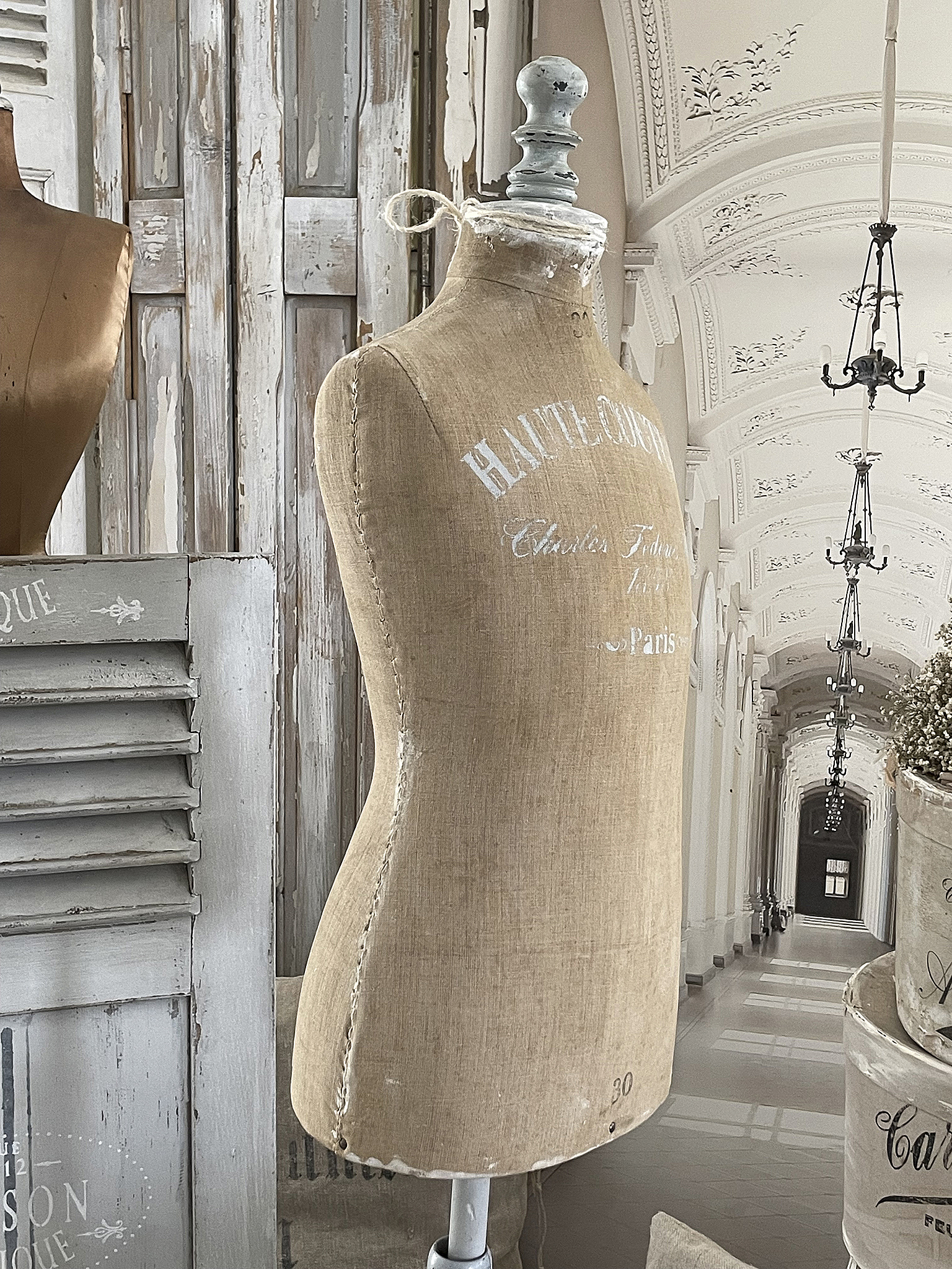 Stilvolle Schneiderpuppe im Vintage-Design für kreative Projekte Schneiderpuppe aus Leinen in einem eleganten Raum mit antikem Flair
