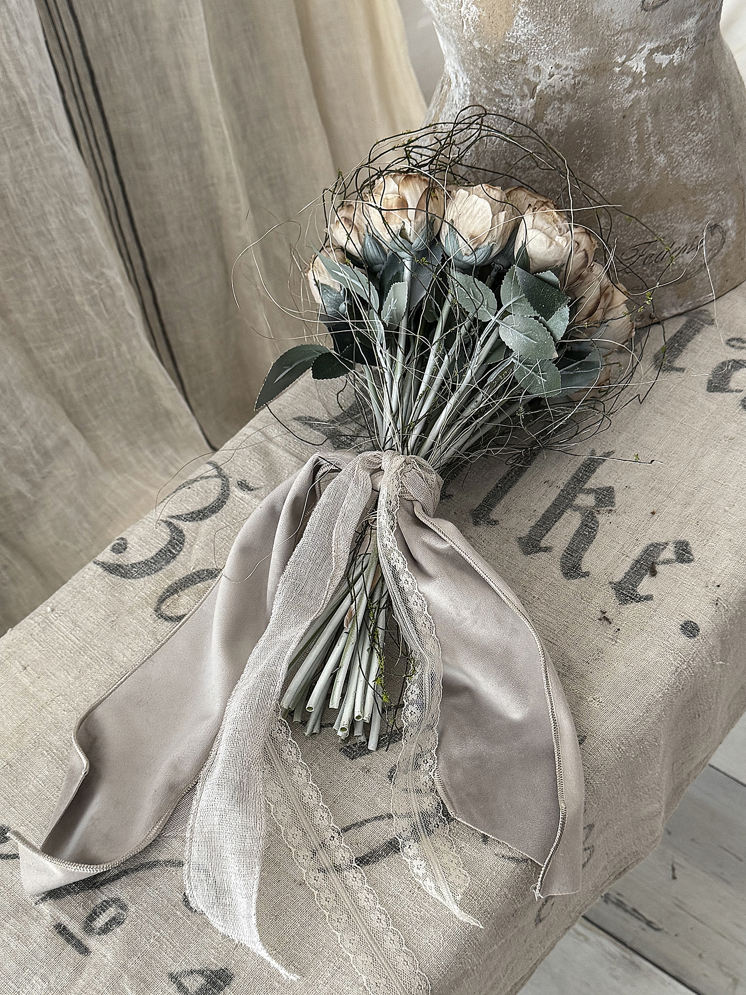 Schöner alter Eisenkorb mit liebevoll gestaltetem Rosenarrangement***