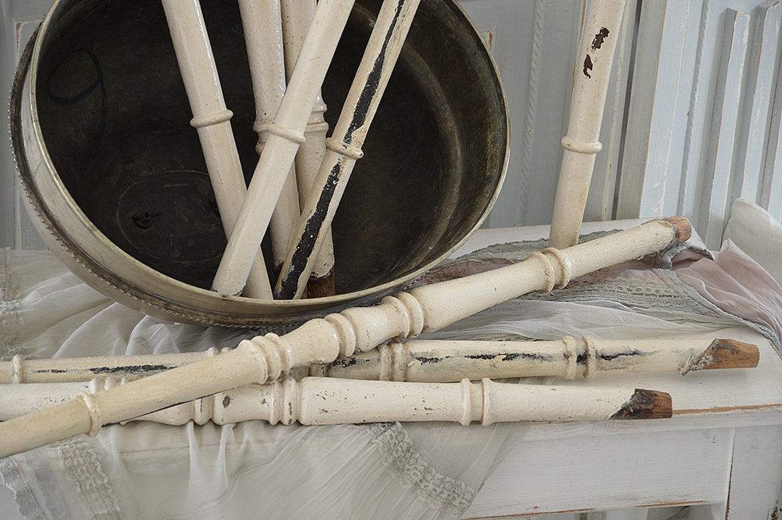 Antike Geländerstäbe im Originallack